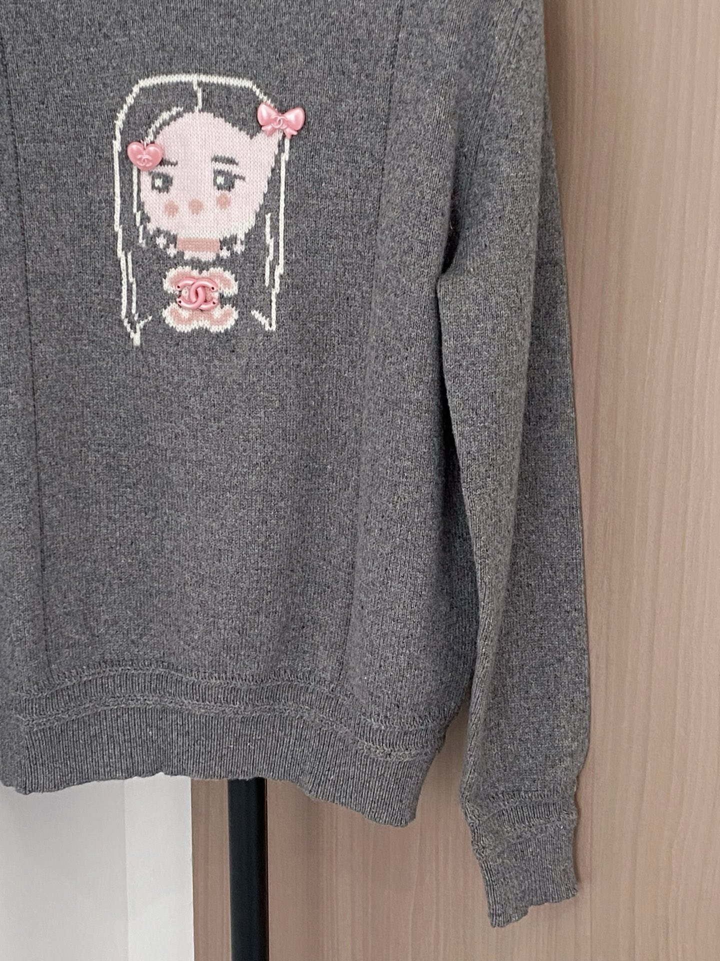 𝐂𝐡𝐚𝐧𝐞𝐥 𝟐𝟓新款 二色长袖 面料透气 卡通logo图案修饰点缀 上身高级氛围感🈵️🈵️ 𝟐色𝟑碼 