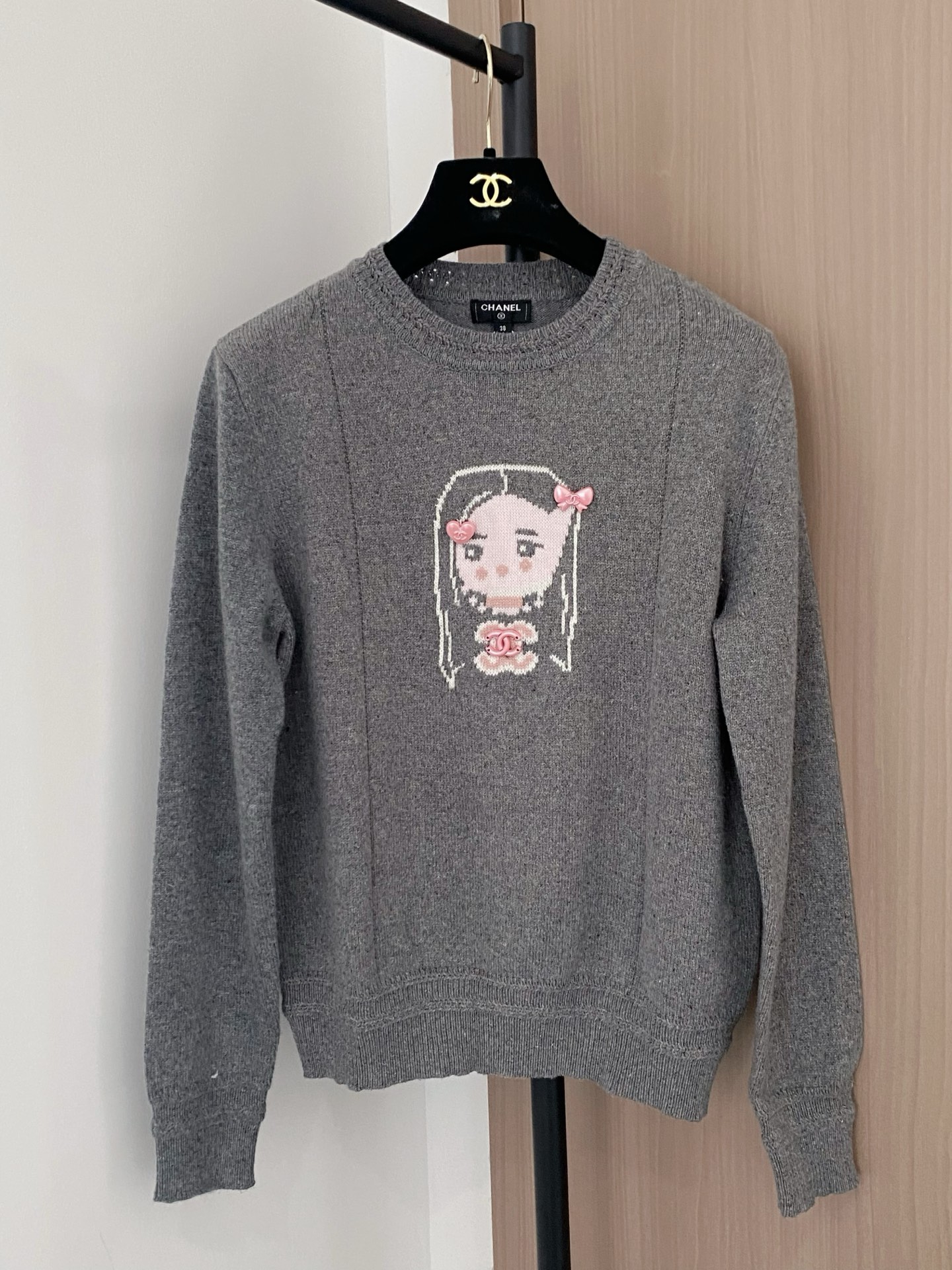 NO:507833,New two-color long sleeve fabric breathable cartoon logo pattern embellishment and high-end atmosphere on the upper body Color code //,,alexander wang19860909新款 二色长袖 面料透气 卡通logo图案修饰点缀 上身高级氛围感 色碼 //,,alexander wang,Women's clothing