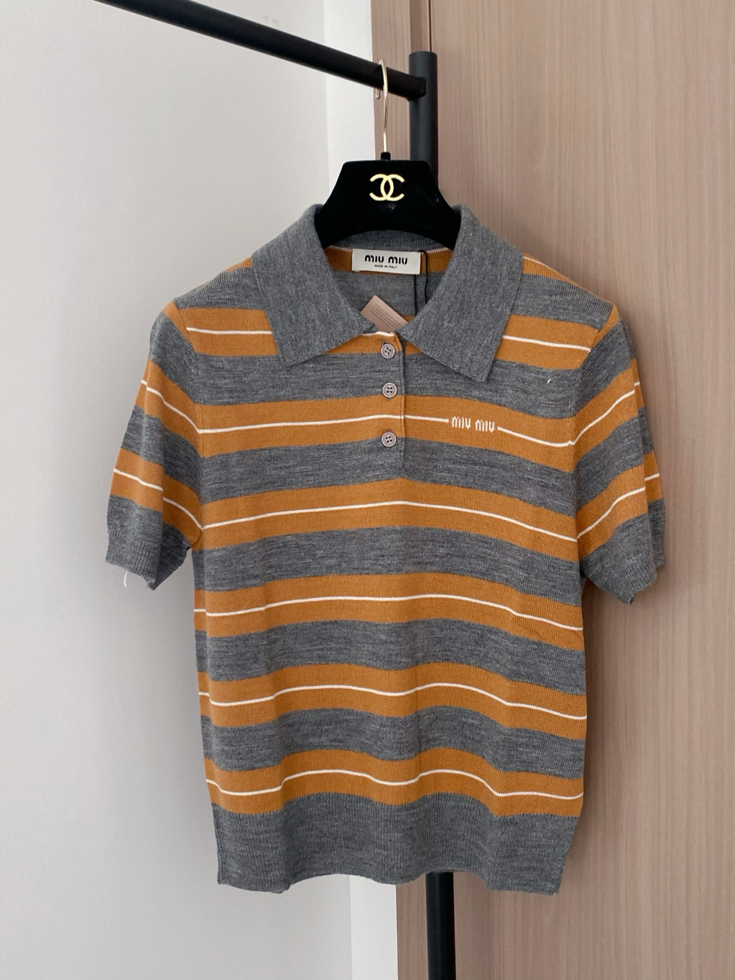 Miu Miu Polo Rayé en Maille avec Logo Brodé - Collection 2025