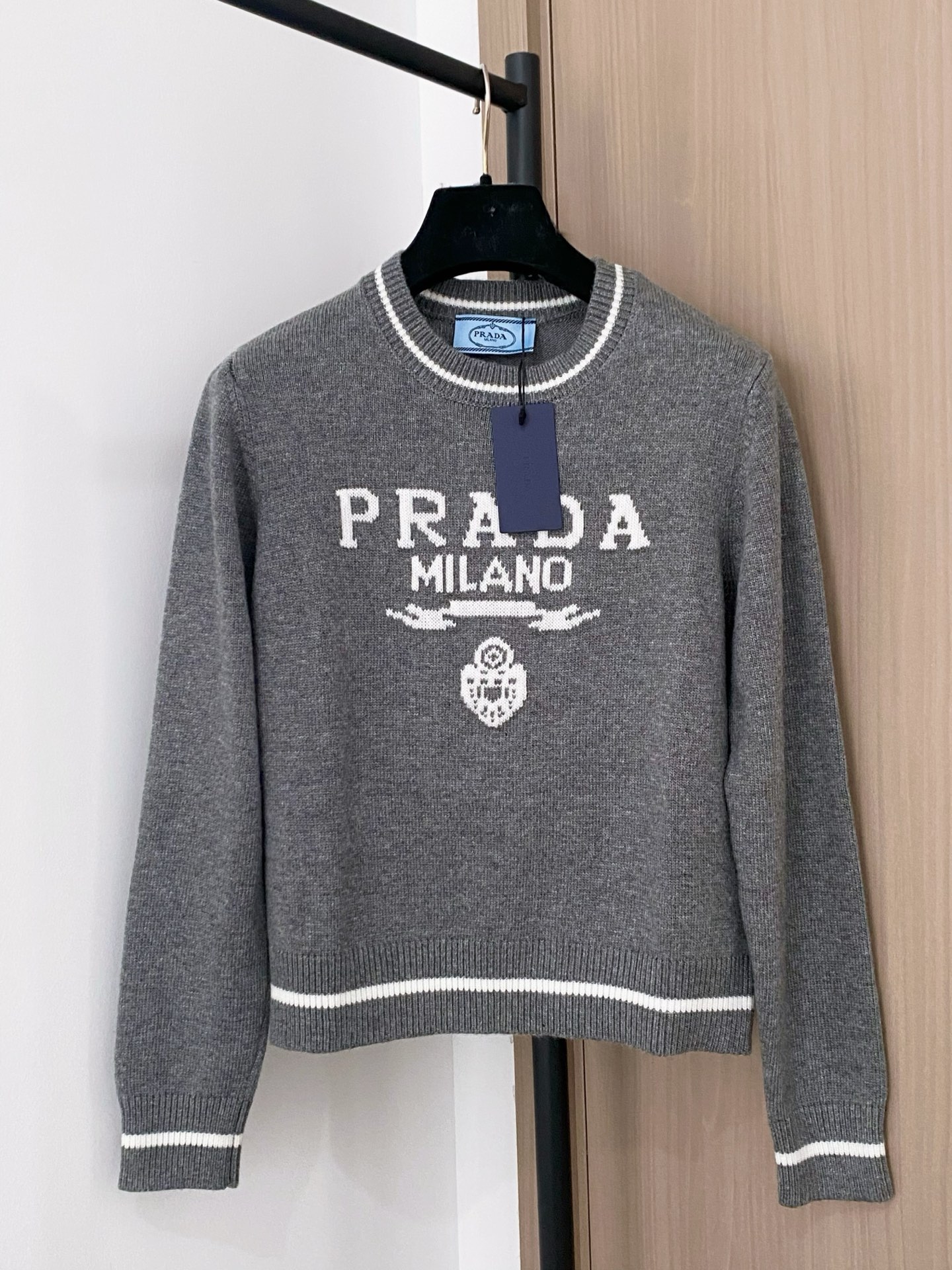 Prada 25ss كنزة صوفية بأكمام طويلة وشعار بارز - مريحة وأنيقة