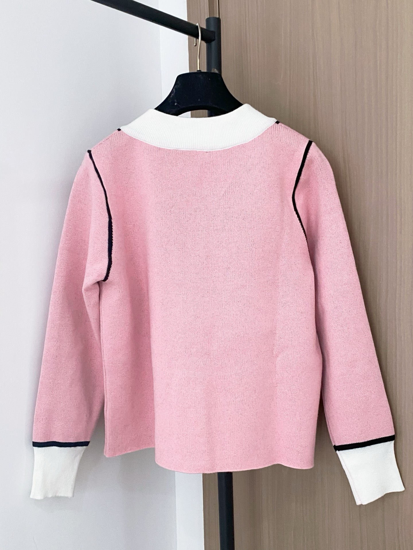 𝐋𝐎𝐄𝐖𝐄 𝟐𝟓新款 二色开衫 logo修饰搭配 日常穿搭必备单品 上身超級顯瘦 𝟐色𝟑碼 𝟑𝟔/𝟑𝟖/