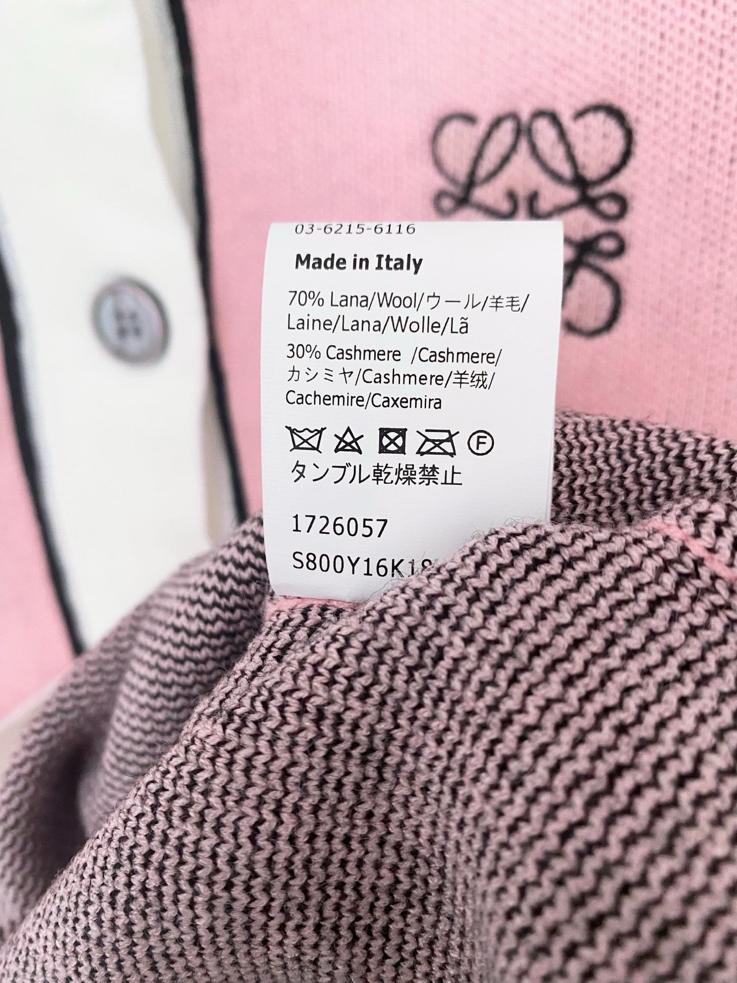 𝐋𝐎𝐄𝐖𝐄 𝟐𝟓新款 二色开衫 logo修饰搭配 日常穿搭必备单品 上身超級顯瘦 𝟐色𝟑碼 𝟑𝟔/𝟑𝟖/