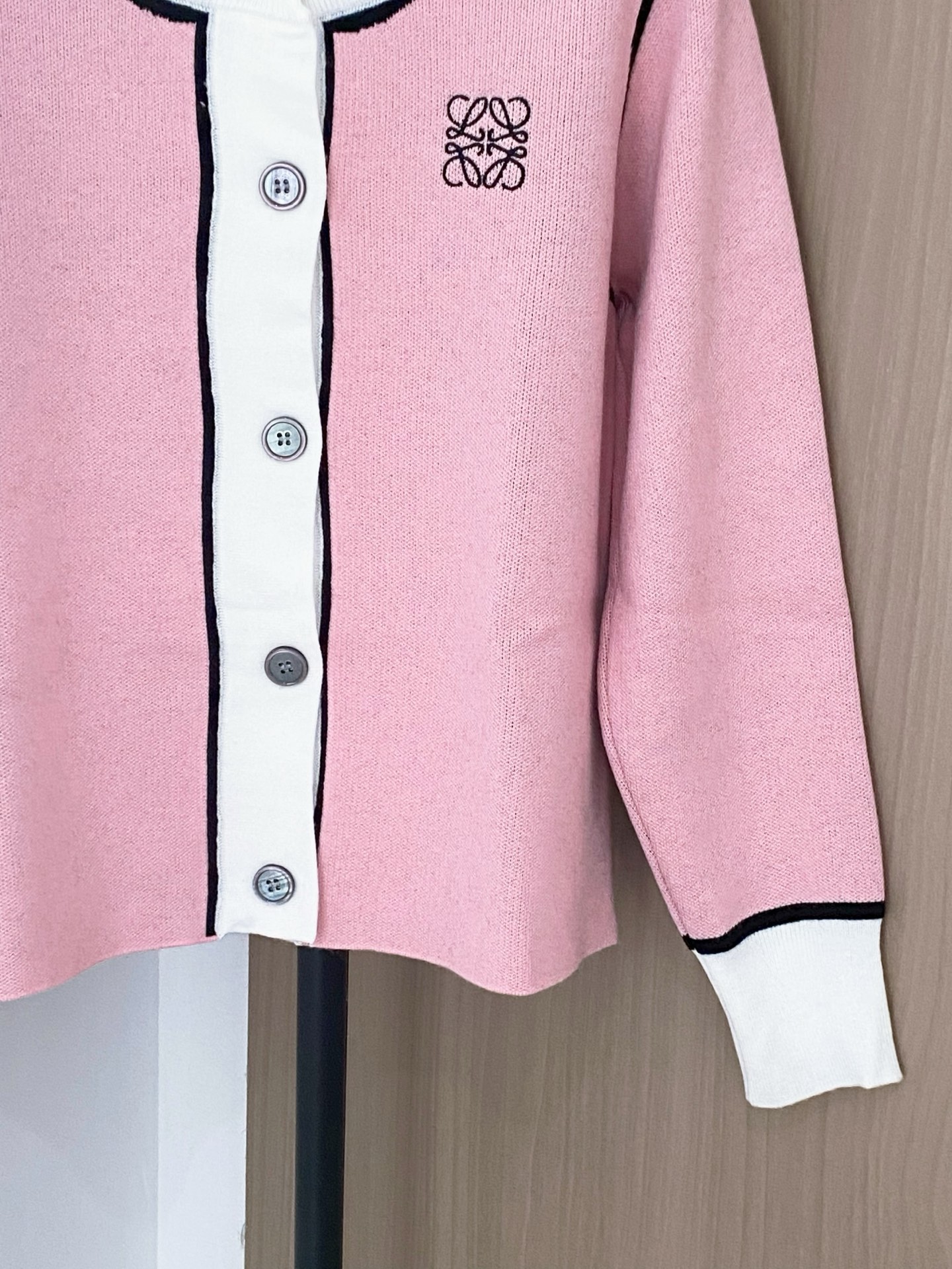 𝐋𝐎𝐄𝐖𝐄 𝟐𝟓新款 二色开衫 logo修饰搭配 日常穿搭必备单品 上身超級顯瘦 𝟐色𝟑碼 𝟑𝟔/𝟑𝟖/