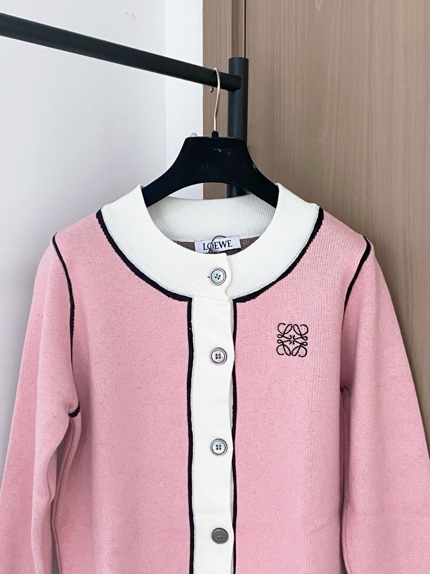 𝐋𝐎𝐄𝐖𝐄 𝟐𝟓新款 二色开衫 logo修饰搭配 日常穿搭必备单品 上身超級顯瘦 𝟐色𝟑碼 𝟑𝟔/𝟑𝟖/