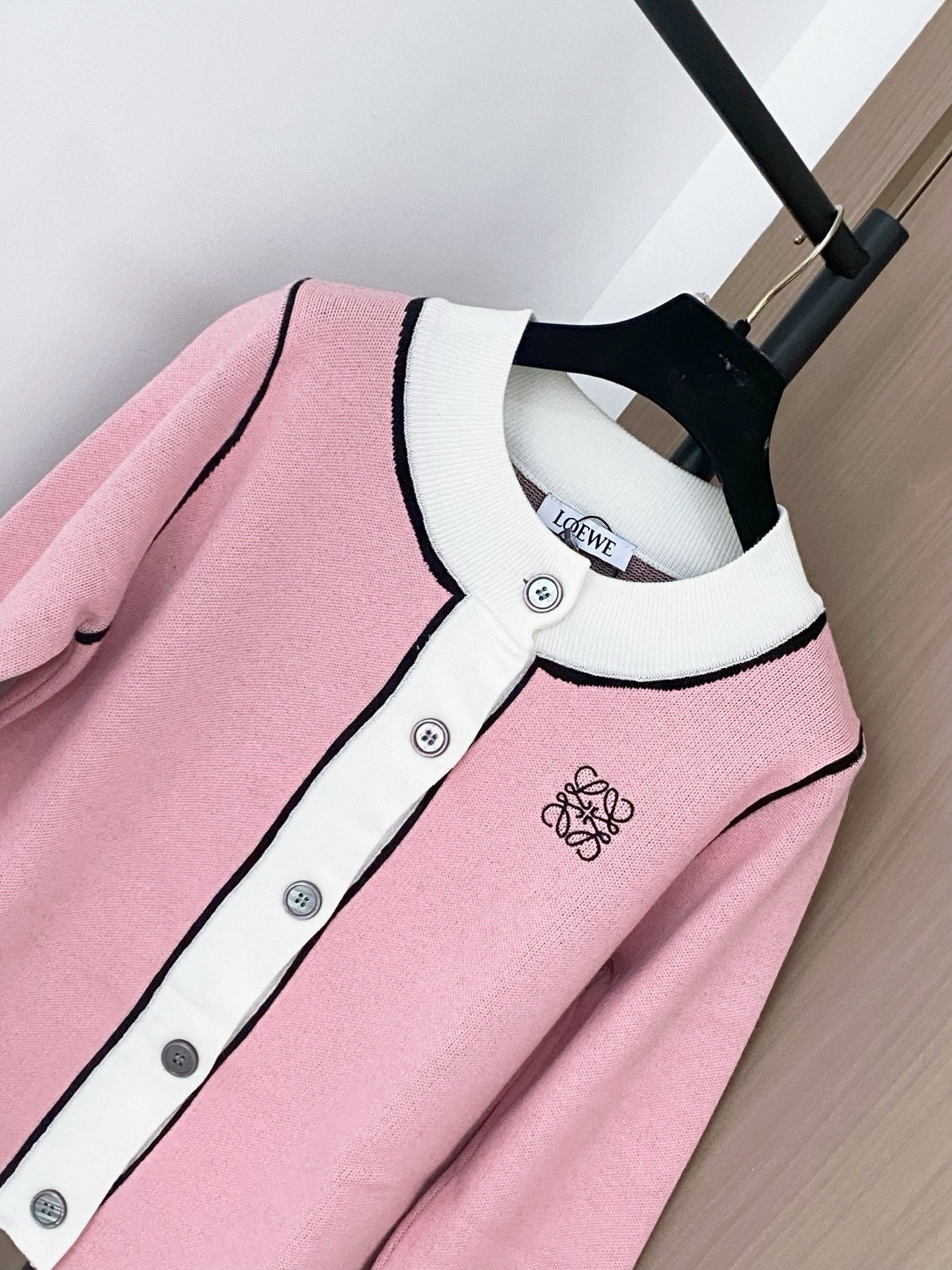 𝐋𝐎𝐄𝐖𝐄 𝟐𝟓新款 二色开衫 logo修饰搭配 日常穿搭必备单品 上身超級顯瘦 𝟐色𝟑碼 𝟑𝟔/𝟑𝟖/