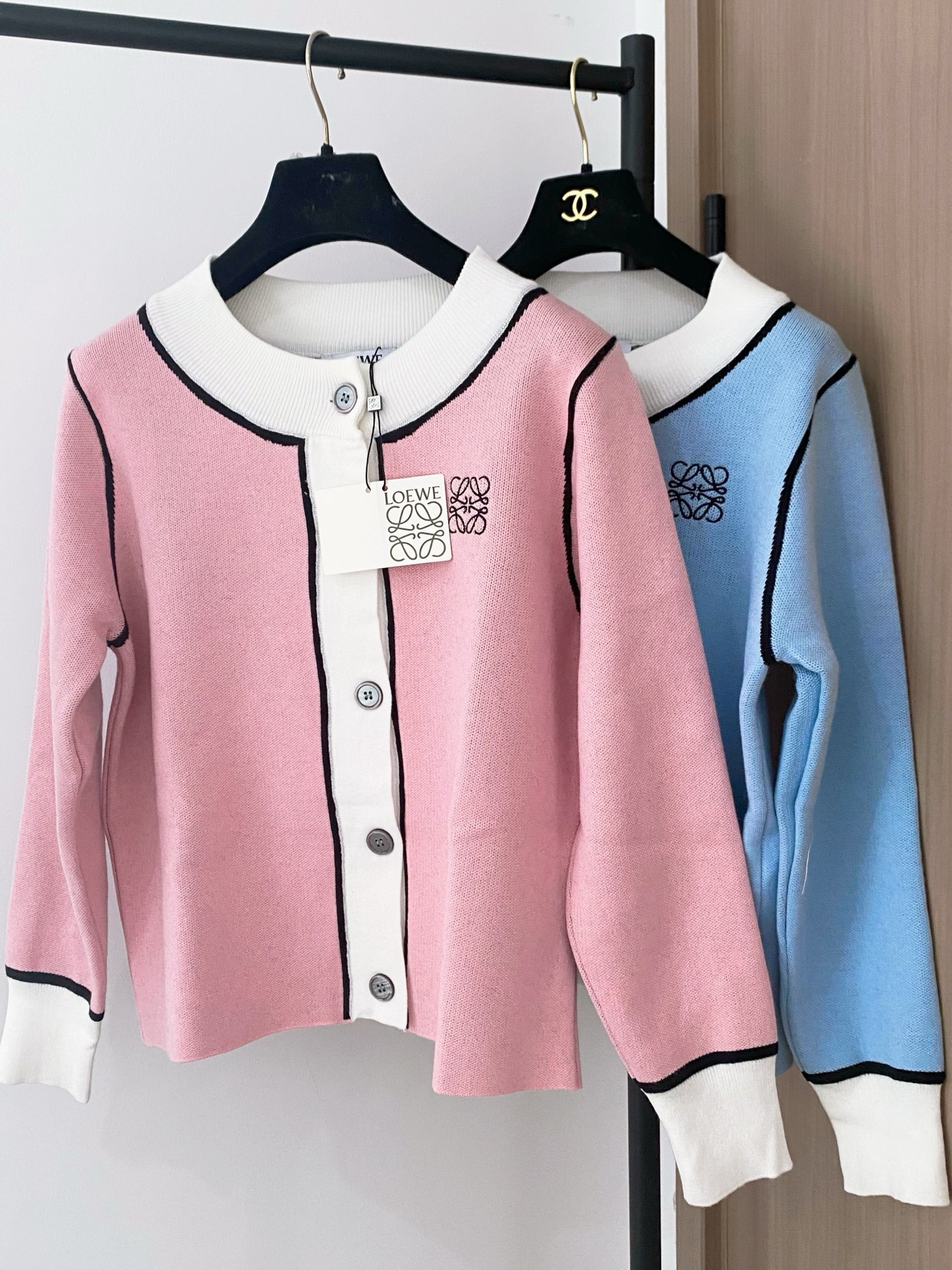 𝐋𝐎𝐄𝐖𝐄 𝟐𝟓新款 二色开衫 logo修饰搭配 日常穿搭必备单品 上身超級顯瘦 𝟐色𝟑碼 𝟑𝟔/𝟑𝟖/