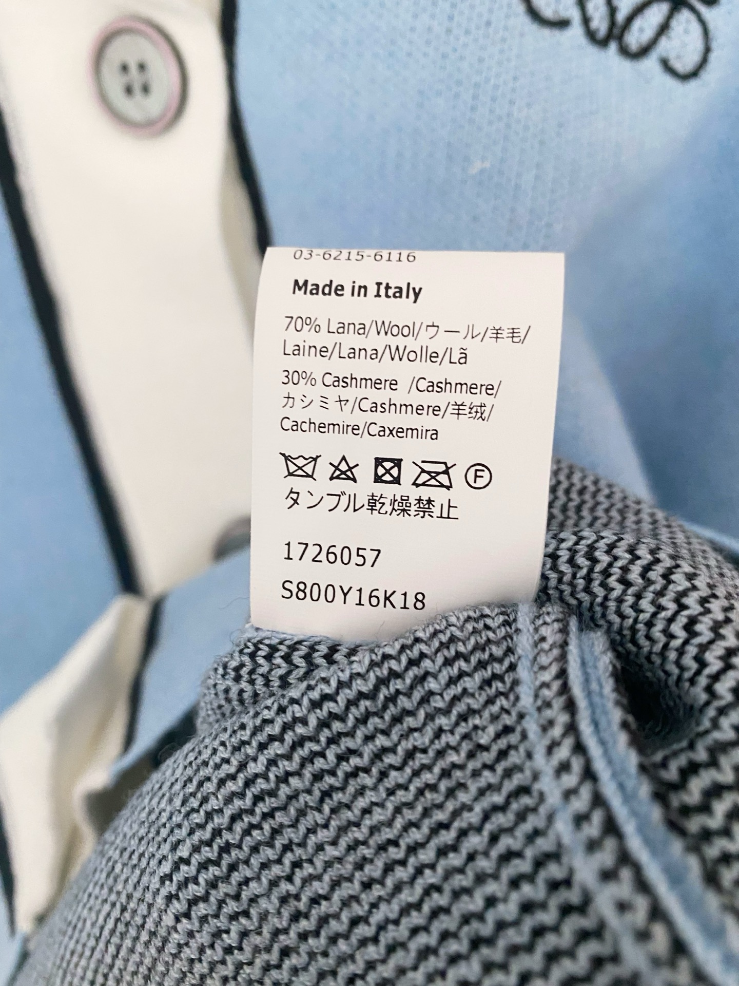 𝐋𝐎𝐄𝐖𝐄 𝟐𝟓新款 二色开衫 logo修饰搭配 日常穿搭必备单品 上身超級顯瘦 𝟐色𝟑碼 𝟑𝟔/𝟑𝟖/