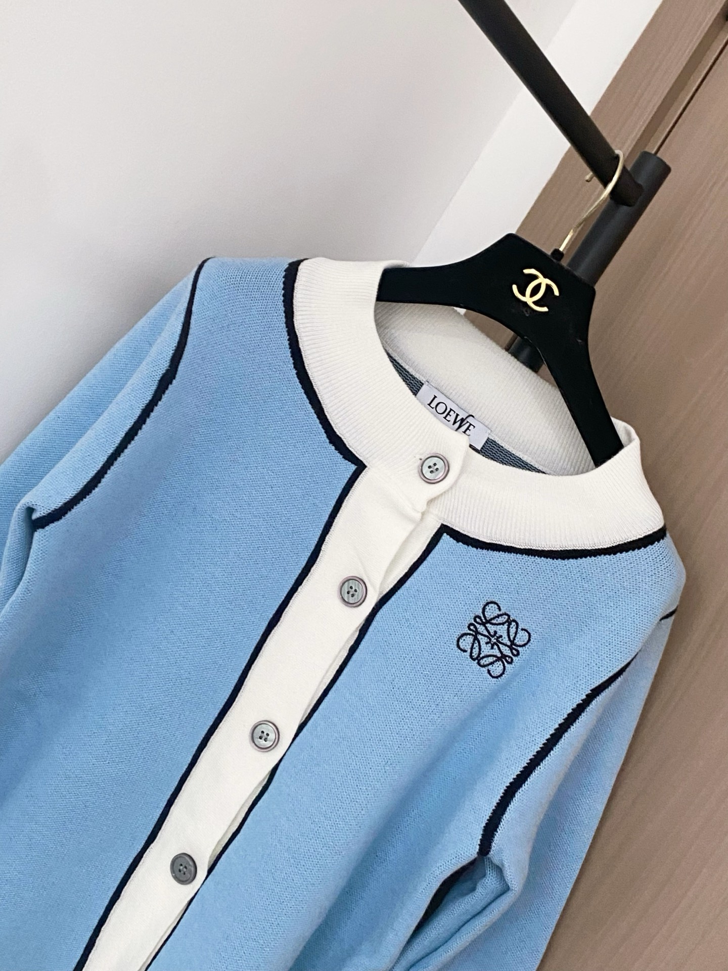 𝐋𝐎𝐄𝐖𝐄 𝟐𝟓新款 二色开衫 logo修饰搭配 日常穿搭必备单品 上身超級顯瘦 𝟐色𝟑碼 𝟑𝟔/𝟑𝟖/