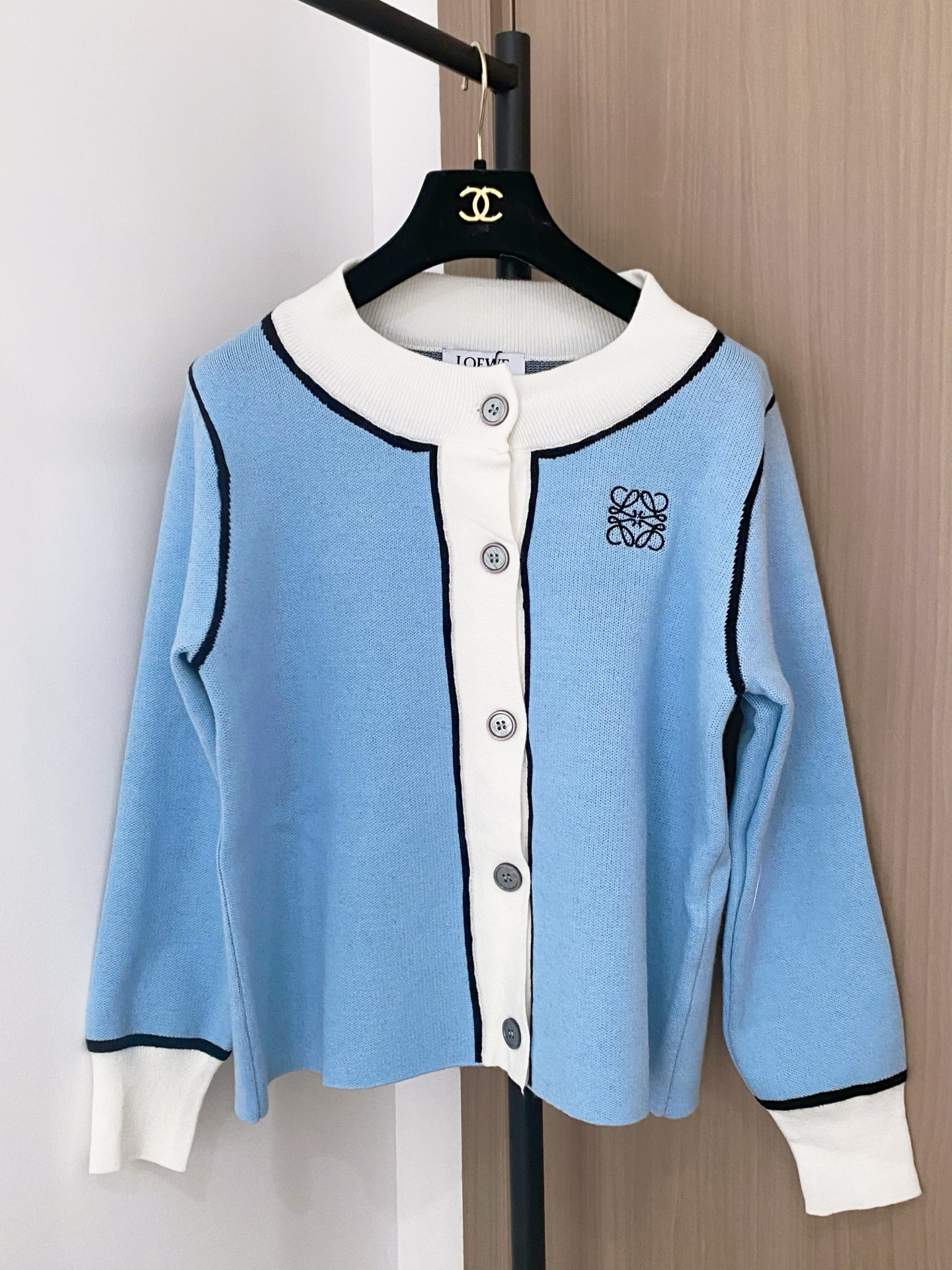 NO:507829,New two-color cardigan logo modification and matching must-have items for daily wear Super slim upper body Color code //,,alexander wang19860909新款 二色开衫 logo修饰搭配 日常穿搭必备单品 上身超級顯瘦 色碼 //,,alexander wang,Women's clothing