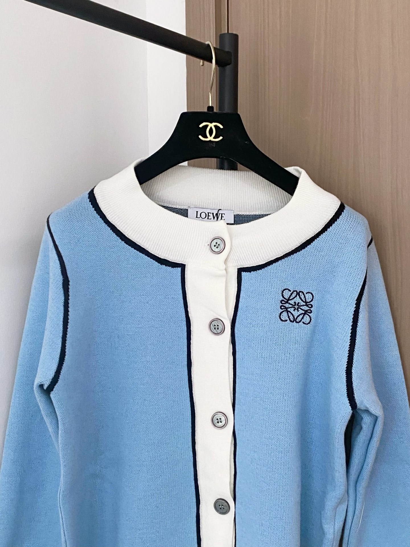 𝐋𝐎𝐄𝐖𝐄 𝟐𝟓新款 二色开衫 logo修饰搭配 日常穿搭必备单品 上身超級顯瘦 𝟐色𝟑碼 𝟑𝟔/𝟑𝟖/