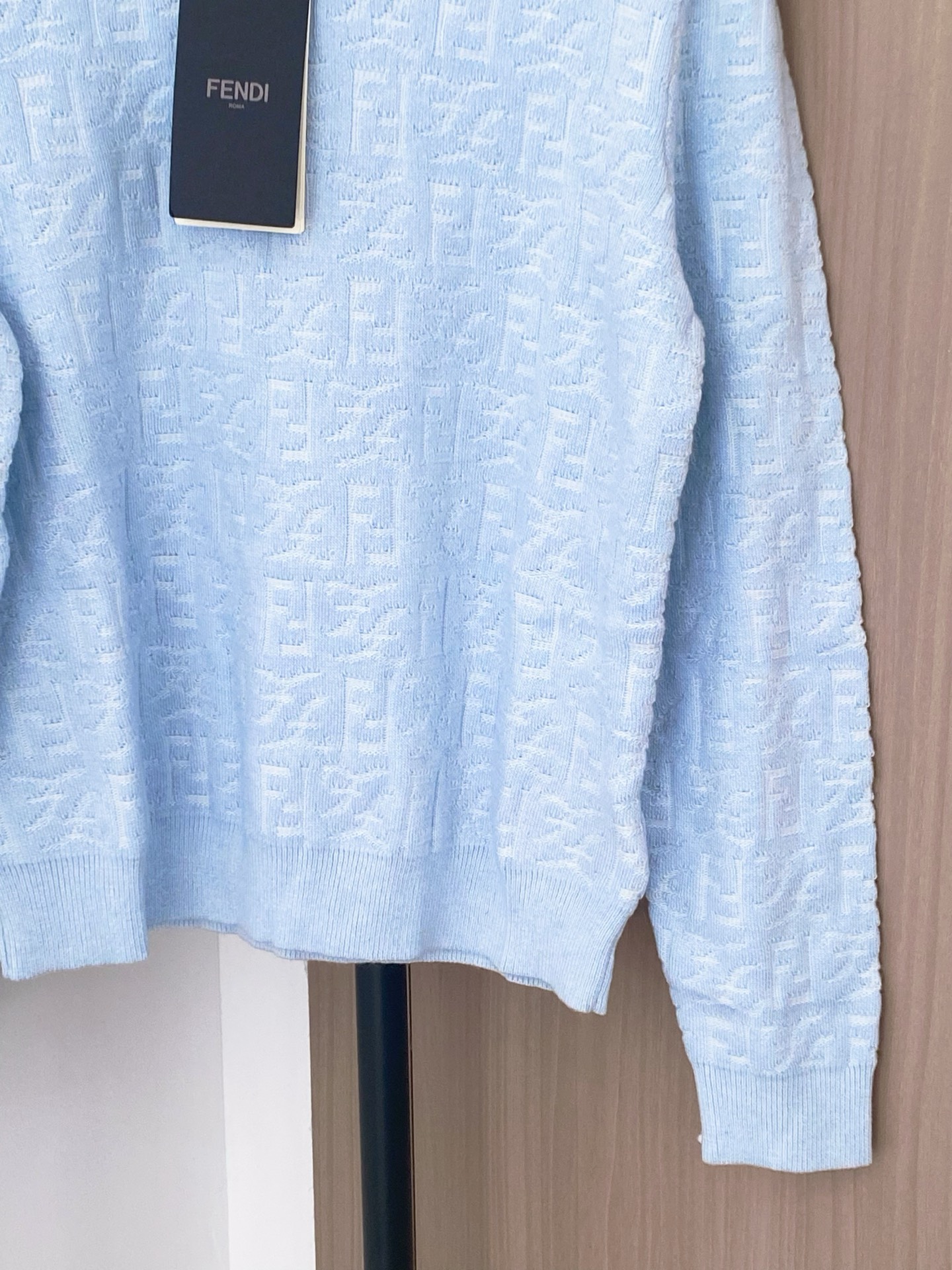 𝐅𝐞𝐧𝐝𝐢 𝟐𝟓𝐬𝐬 二色老花长袖 版型立体 上身時尚鬆弛感🈵️🈵️ 𝟐色𝟑碼 𝟑𝟔/𝟑𝟖/𝟒𝟎