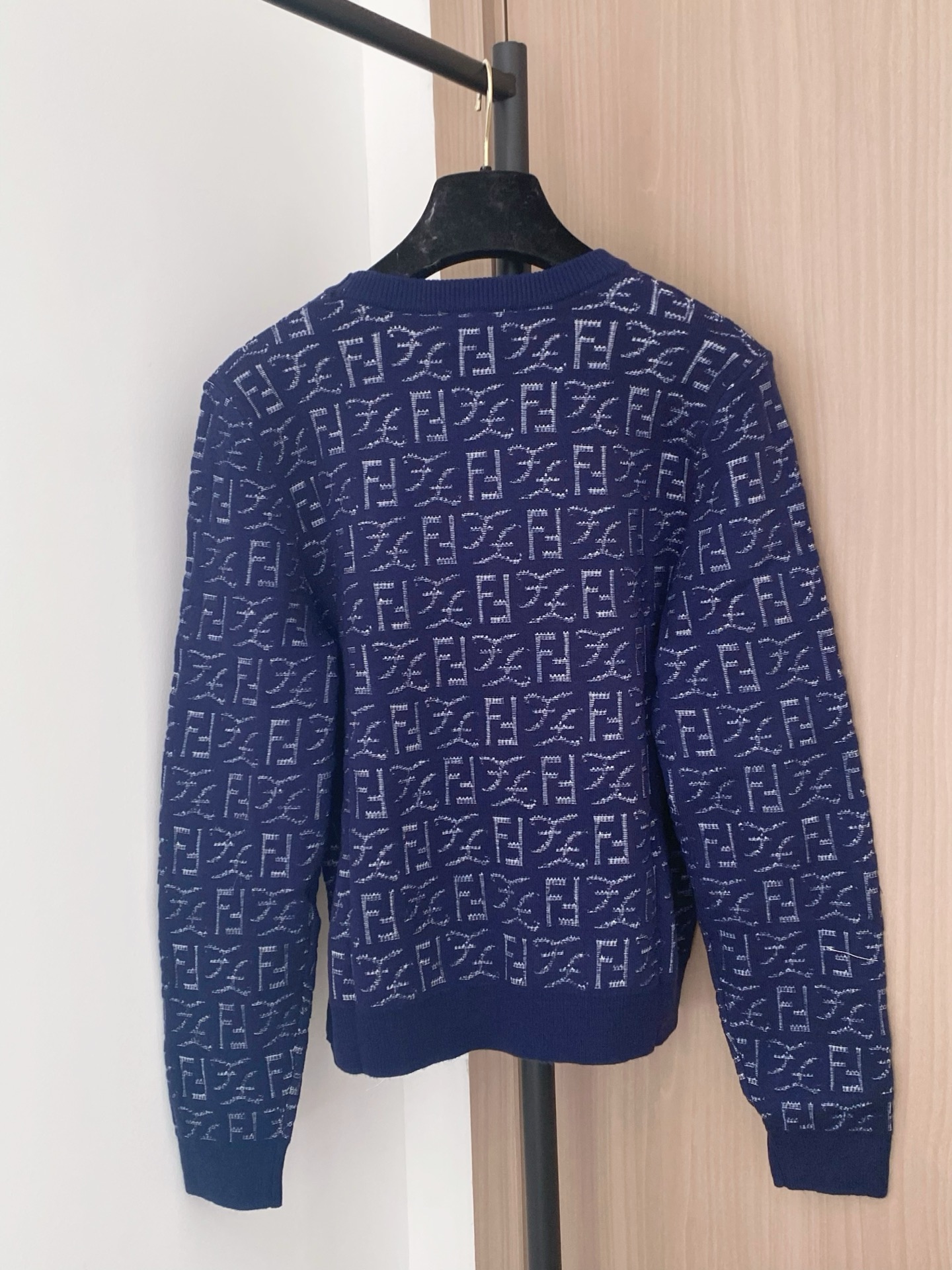 𝐅𝐞𝐧𝐝𝐢 𝟐𝟓𝐬𝐬 二色老花长袖 版型立体 上身時尚鬆弛感🈵️🈵️ 𝟐色𝟑碼 𝟑𝟔/𝟑𝟖/𝟒𝟎