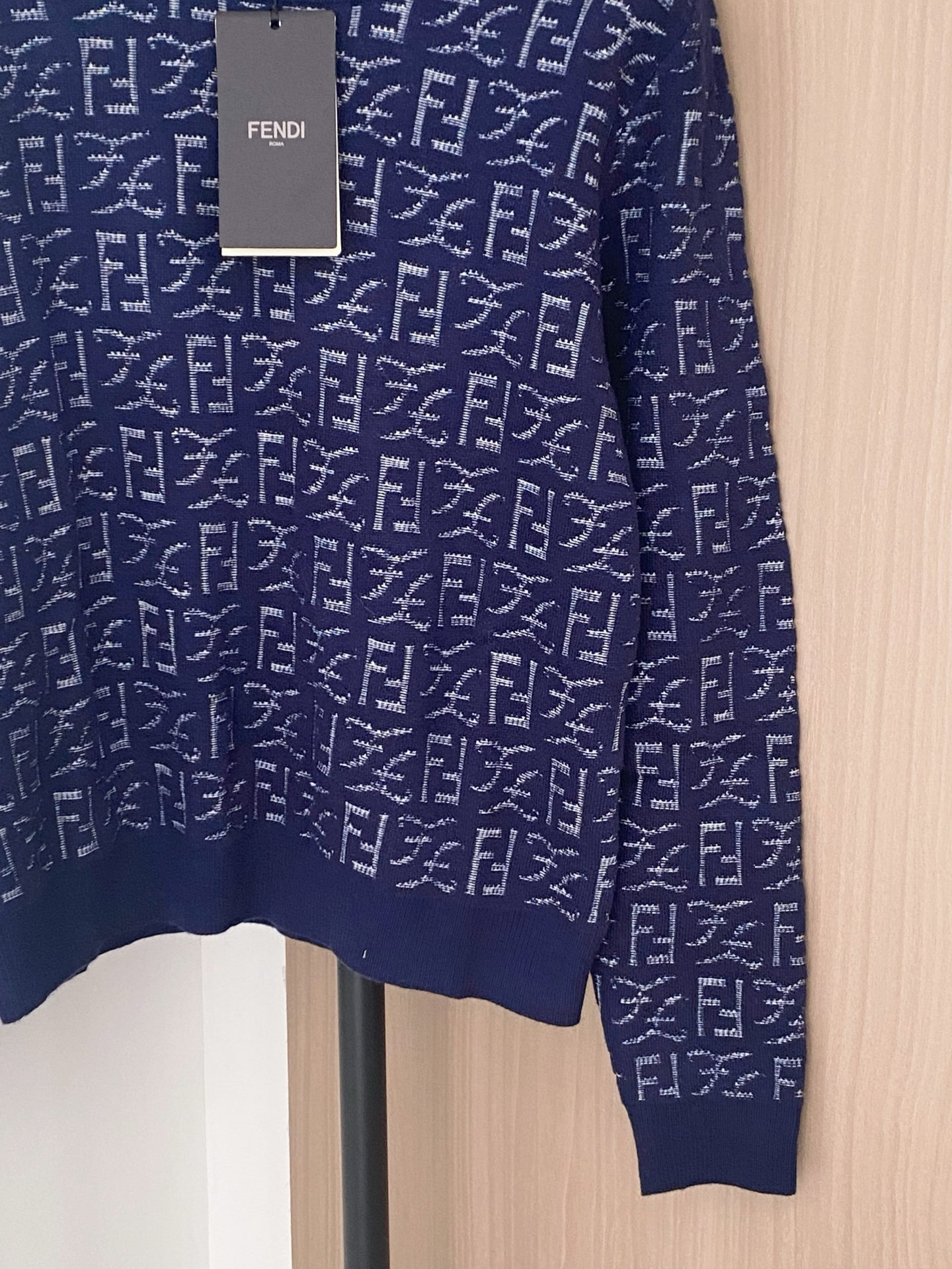 𝐅𝐞𝐧𝐝𝐢 𝟐𝟓𝐬𝐬 二色老花长袖 版型立体 上身時尚鬆弛感🈵️🈵️ 𝟐色𝟑碼 𝟑𝟔/𝟑𝟖/𝟒𝟎