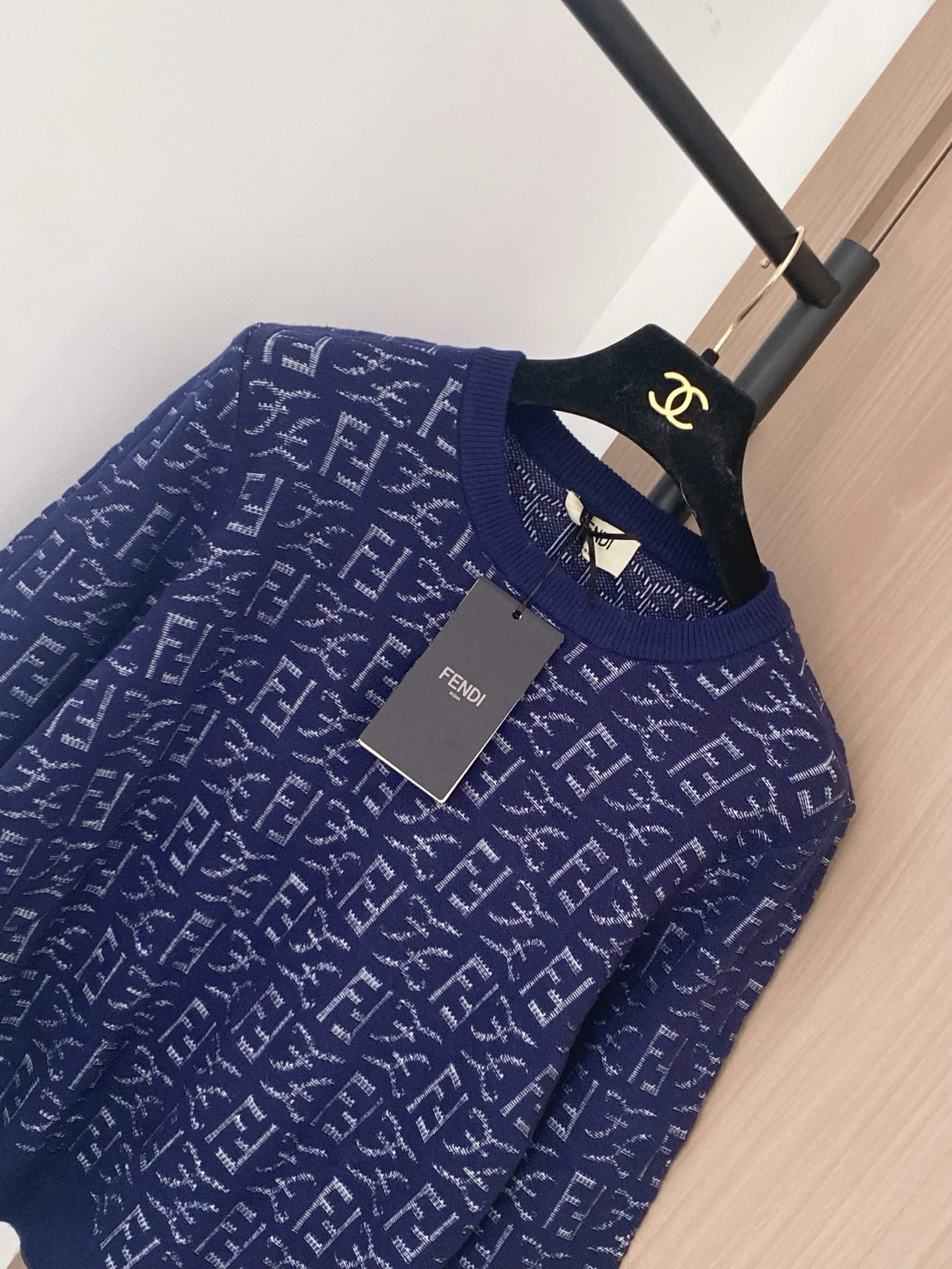 𝐅𝐞𝐧𝐝𝐢 𝟐𝟓𝐬𝐬 二色老花长袖 版型立体 上身時尚鬆弛感🈵️🈵️ 𝟐色𝟑碼 𝟑𝟔/𝟑𝟖/𝟒𝟎