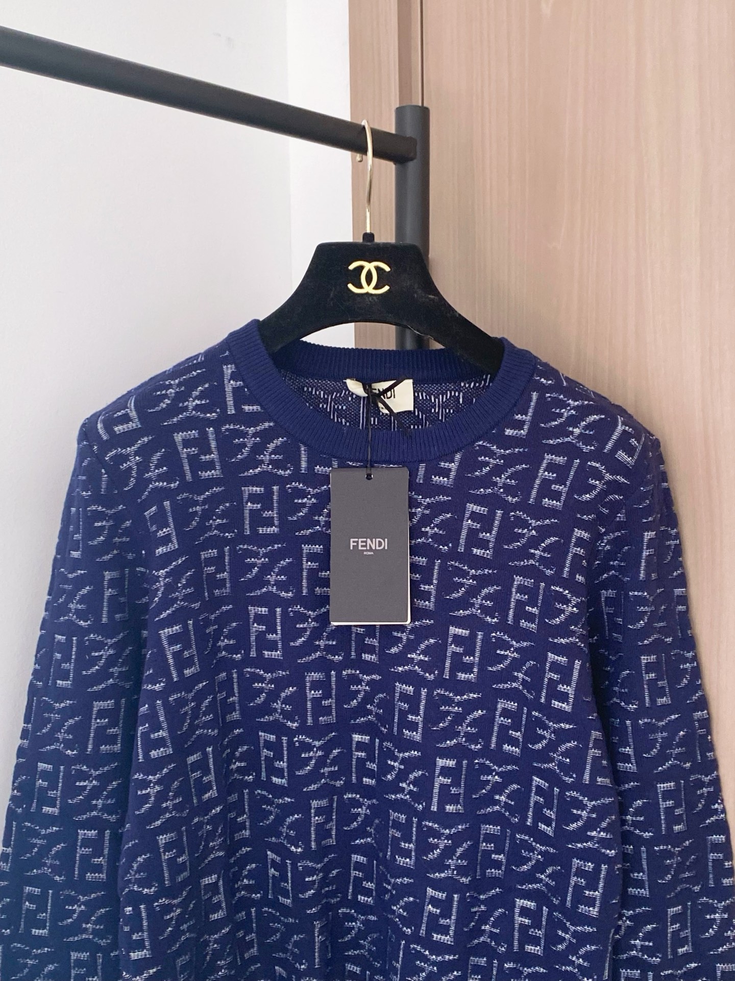 𝐅𝐞𝐧𝐝𝐢 𝟐𝟓𝐬𝐬 二色老花长袖 版型立体 上身時尚鬆弛感🈵️🈵️ 𝟐色𝟑碼 𝟑𝟔/𝟑𝟖/𝟒𝟎