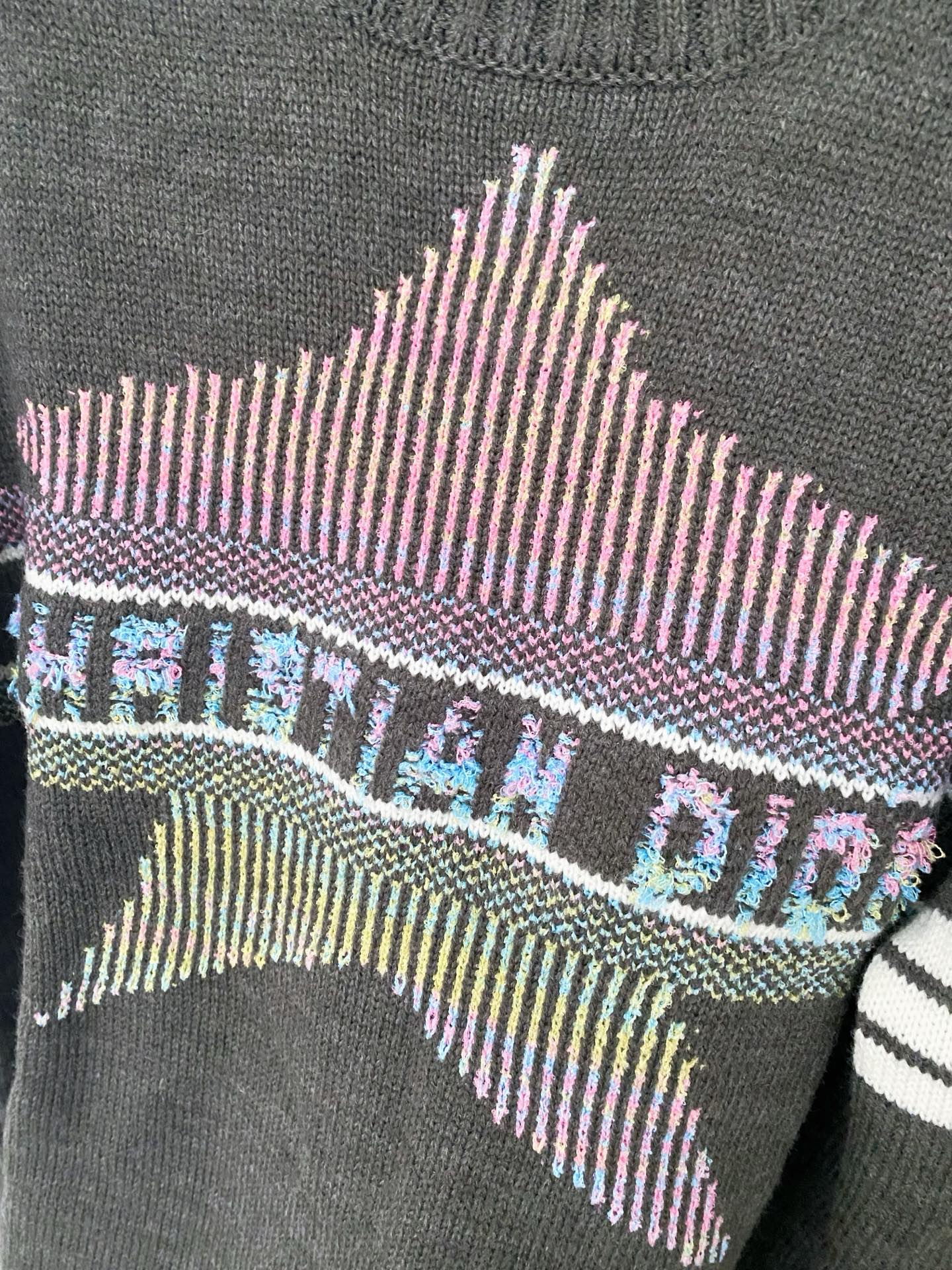 𝐃𝐢𝐨𝐫 𝟐𝟓新款 二色长袖 logo图案点缀修饰 上身顯瘦時尚 𝟐色𝟑碼 𝟑𝟔/𝟑𝟖/𝟒𝟎