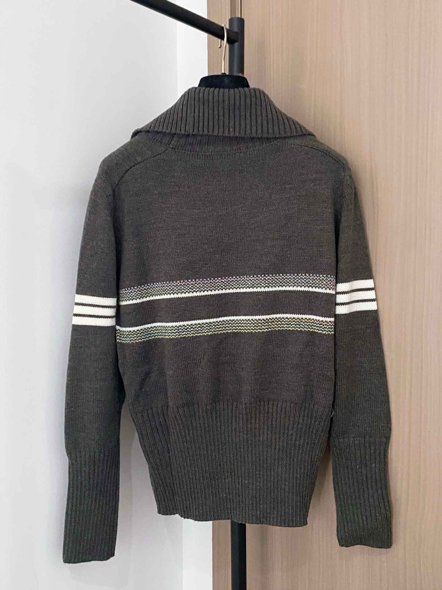 𝐃𝐢𝐨𝐫 𝟐𝟓新款 二色长袖 logo图案点缀修饰 上身顯瘦時尚 𝟐色𝟑碼 𝟑𝟔/𝟑𝟖/𝟒𝟎