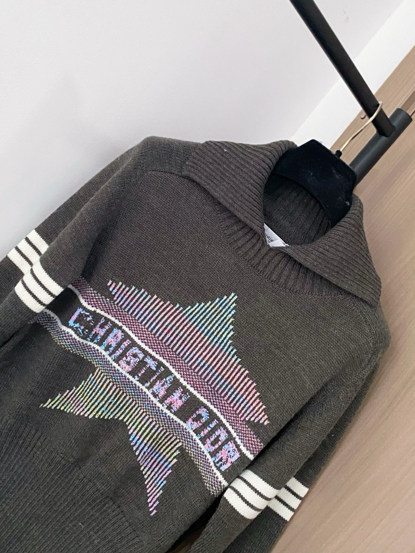 𝐃𝐢𝐨𝐫 𝟐𝟓新款 二色长袖 logo图案点缀修饰 上身顯瘦時尚 𝟐色𝟑碼 𝟑𝟔/𝟑𝟖/𝟒𝟎