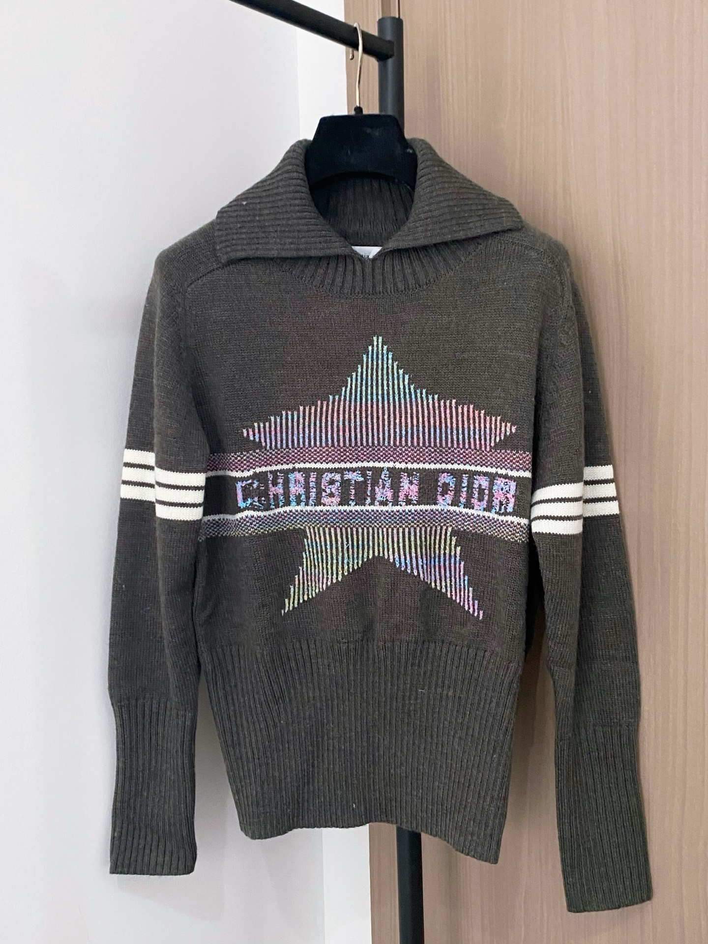 𝐃𝐢𝐨𝐫 𝟐𝟓新款 二色长袖 logo图案点缀修饰 上身顯瘦時尚 𝟐色𝟑碼 𝟑𝟔/𝟑𝟖/𝟒𝟎