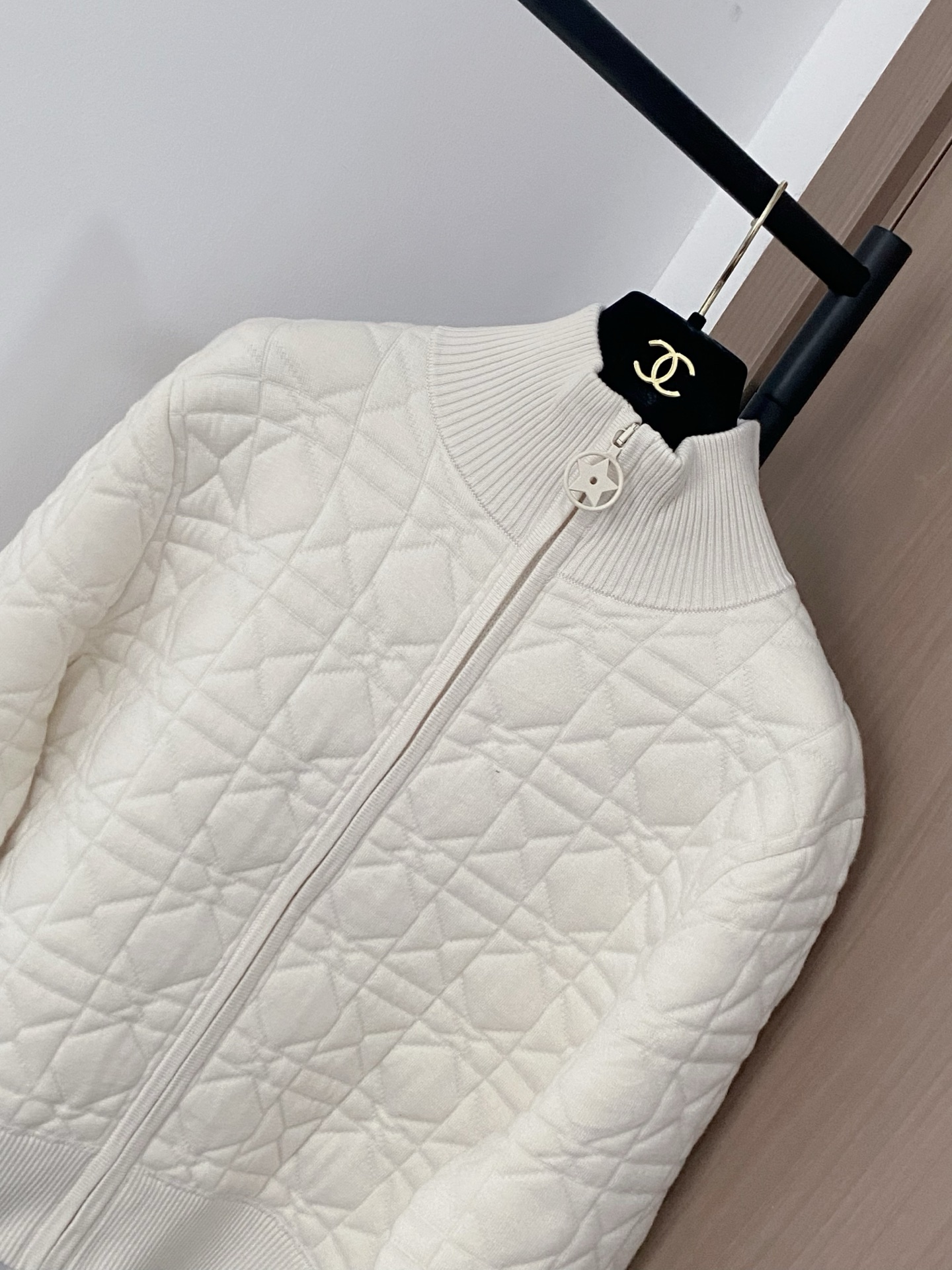 𝐃𝐢𝐨𝐫 𝟐𝟓秋冬新款 重工刺绣针织开衫 Logo点缀修饰 上身顯瘦時尚 𝟏色𝟑碼 𝟑𝟔/𝟑𝟖/𝟒𝟎