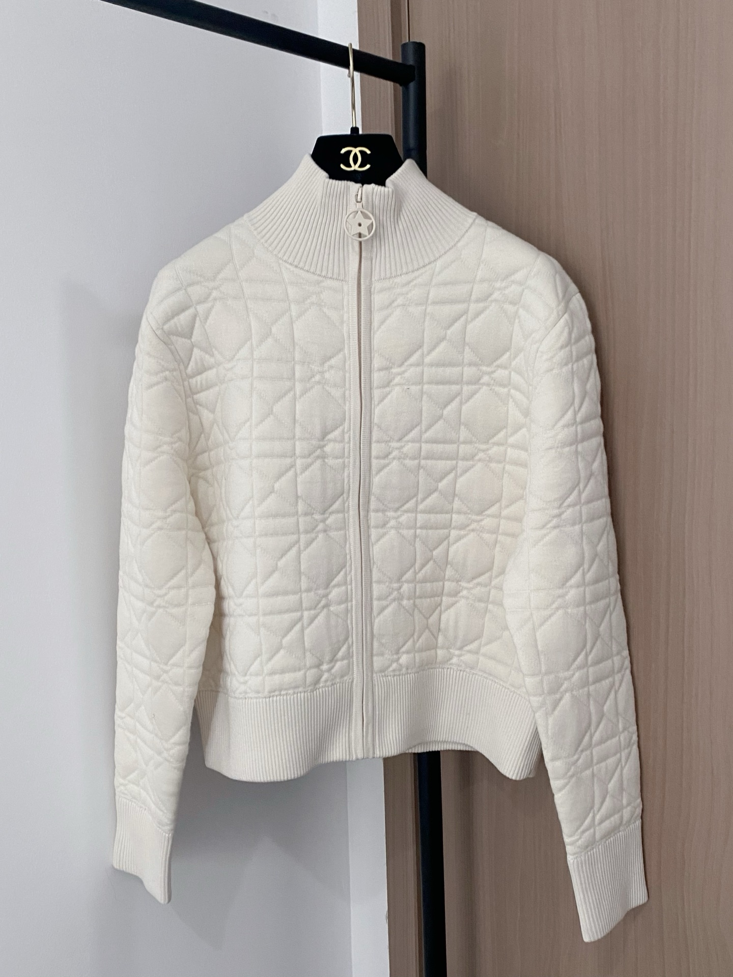 NO:507821,New autumn and winter styles, heavy industry embroidered knitted cardigan, logo embellishment, top body slim and fashionable color code //,,alexander wang19860909秋冬新款 重工刺绣针织开衫 Logo点缀修饰 上身顯瘦時尚 色碼 //,,alexander wang,Women's clothing