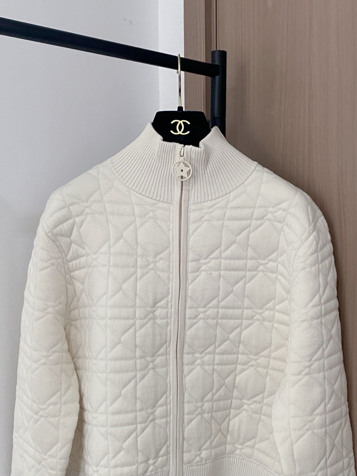 𝐃𝐢𝐨𝐫 𝟐𝟓秋冬新款 重工刺绣针织开衫 Logo点缀修饰 上身顯瘦時尚 𝟏色𝟑碼 𝟑𝟔/𝟑𝟖/𝟒𝟎