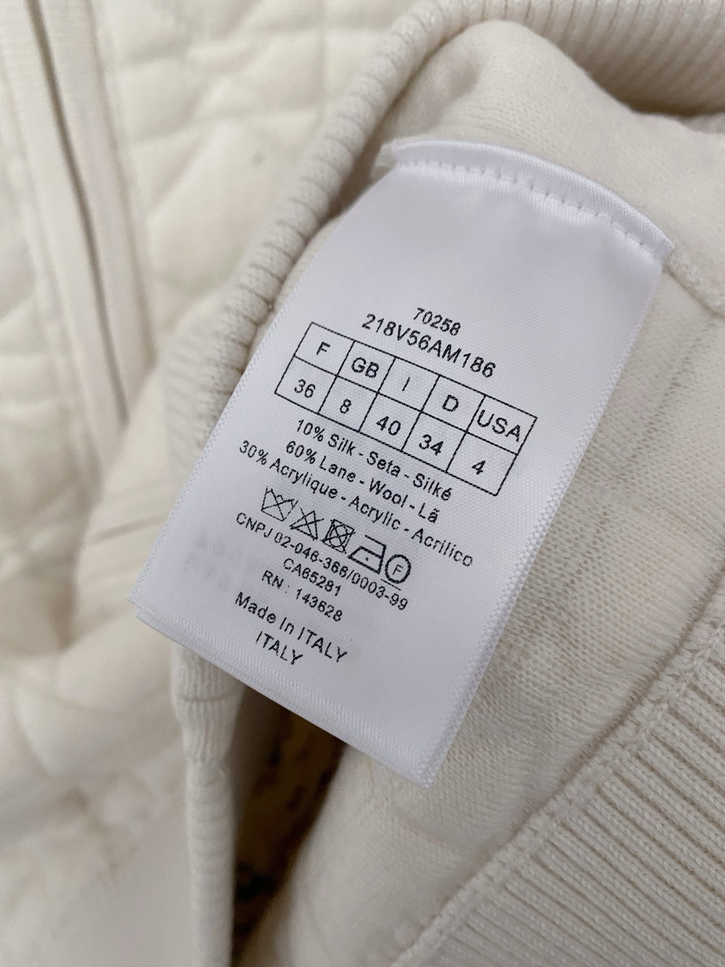 𝐃𝐢𝐨𝐫 𝟐𝟓秋冬新款 重工刺绣针织开衫 Logo点缀修饰 上身顯瘦時尚 𝟏色𝟑碼 𝟑𝟔/𝟑𝟖/𝟒𝟎