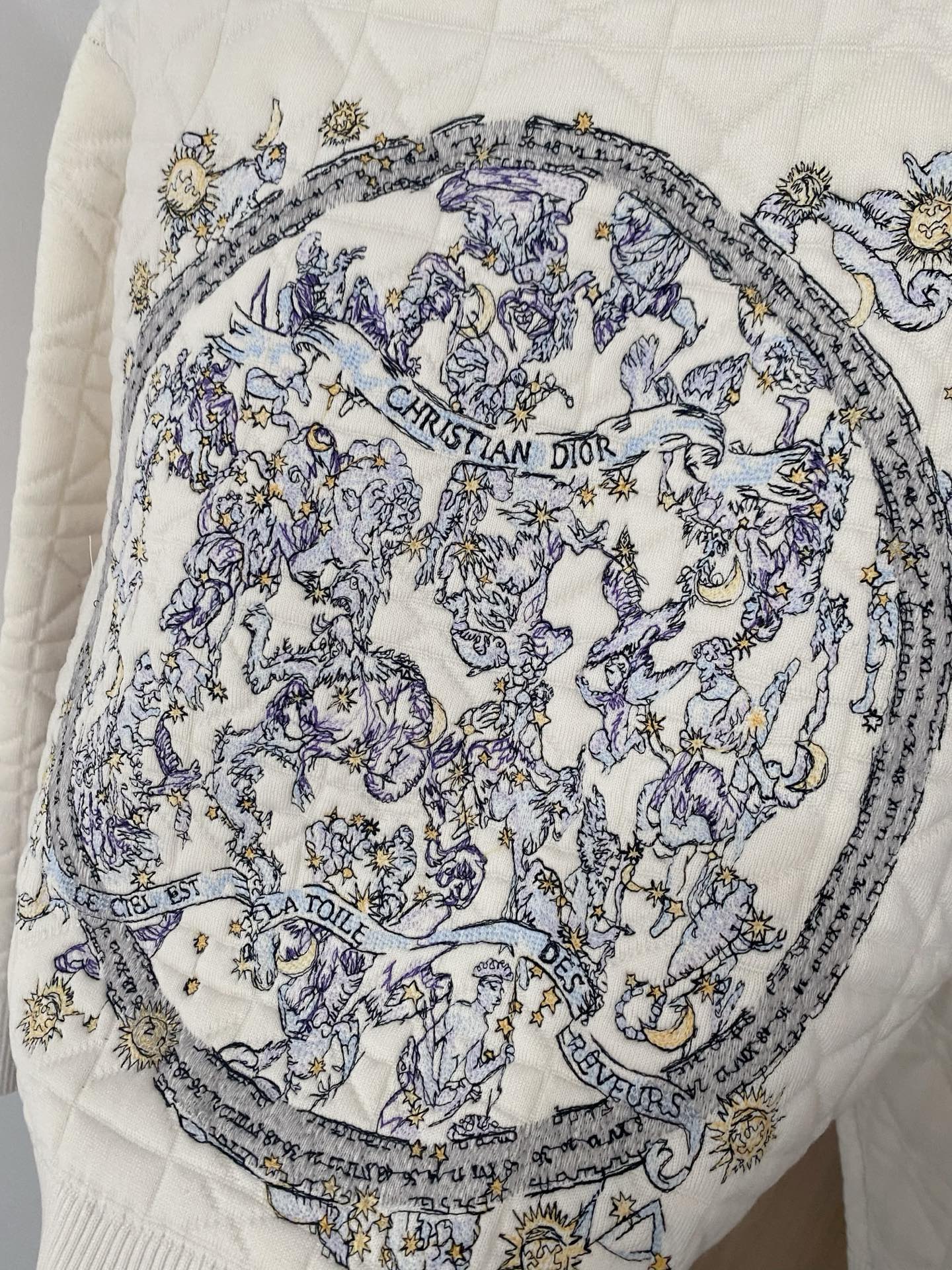 𝐃𝐢𝐨𝐫 𝟐𝟓秋冬新款 重工刺绣针织开衫 Logo点缀修饰 上身顯瘦時尚 𝟏色𝟑碼 𝟑𝟔/𝟑𝟖/𝟒𝟎