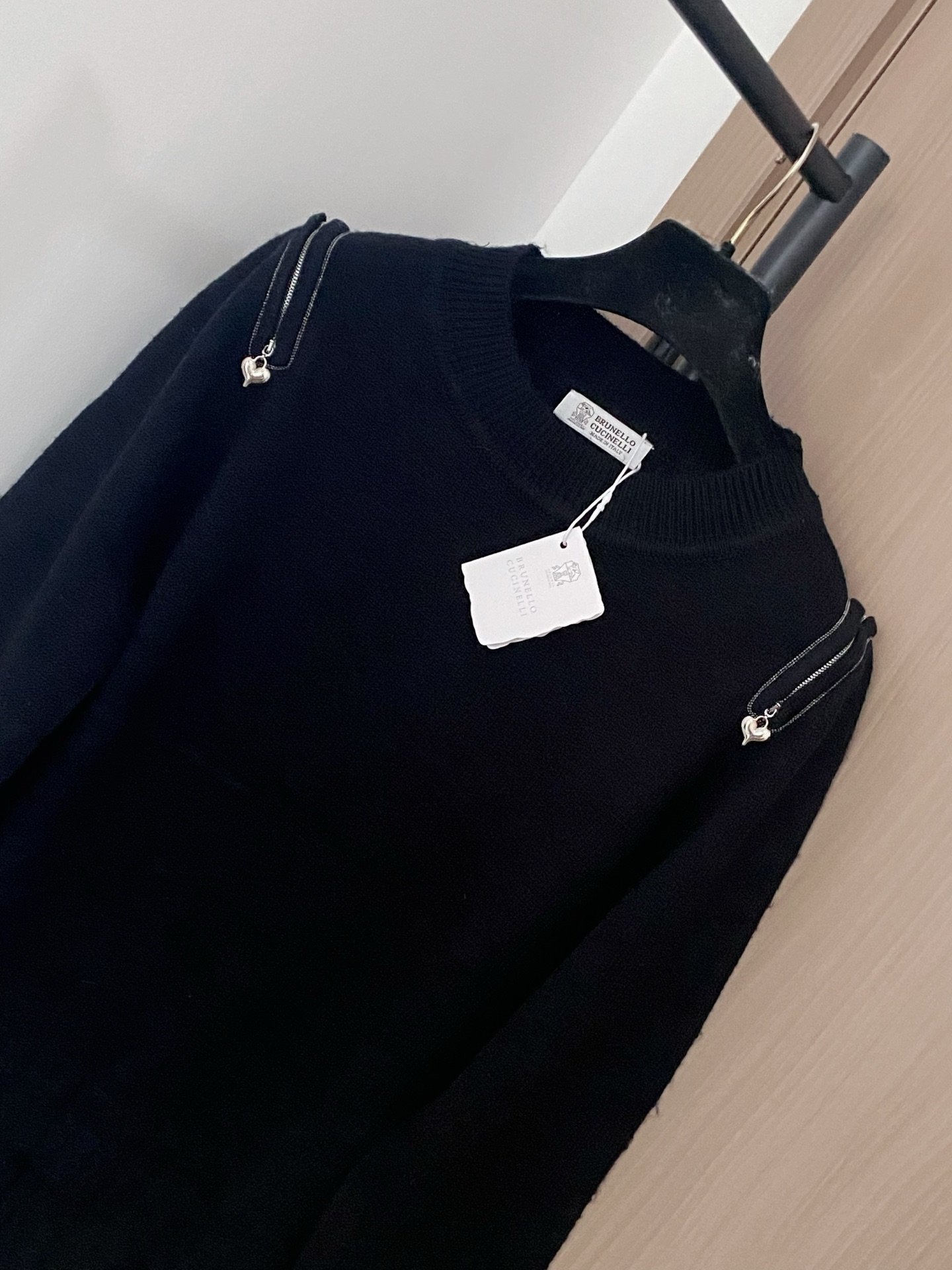 𝐁𝐂 𝟐𝟓新款 二色长袖 面料透气 显瘦高级 上身高级氛围感🈵️🈵️ 𝟐色𝟑碼 𝟑𝟔/𝟑𝟖/𝟒𝟎