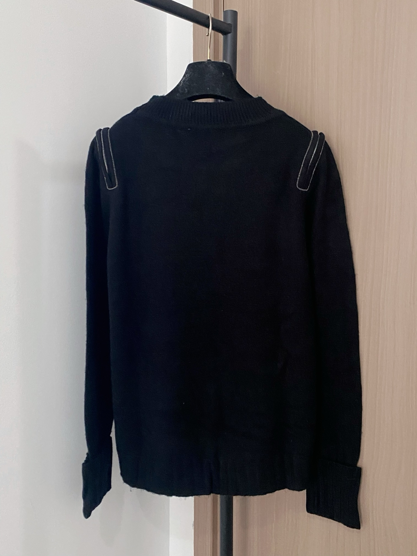 𝐁𝐂 𝟐𝟓新款 二色长袖 面料透气 显瘦高级 上身高级氛围感🈵️🈵️ 𝟐色𝟑碼 𝟑𝟔/𝟑𝟖/𝟒𝟎