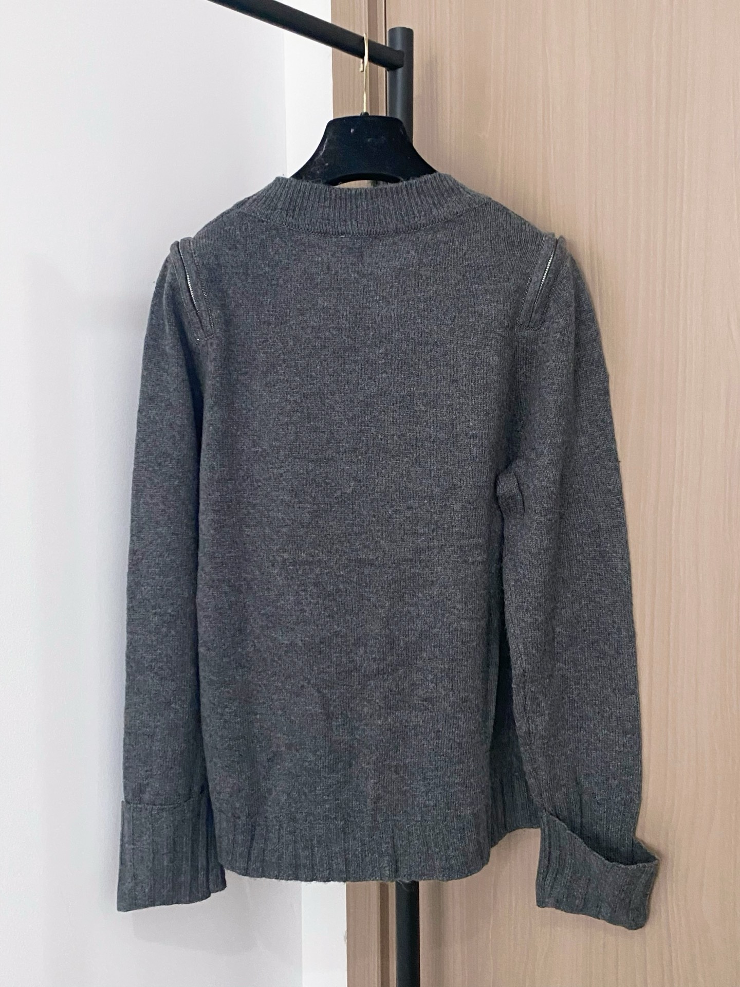 𝐁𝐂 𝟐𝟓新款 二色长袖 面料透气 显瘦高级 上身高级氛围感🈵️🈵️ 𝟐色𝟑碼 𝟑𝟔/𝟑𝟖/𝟒𝟎