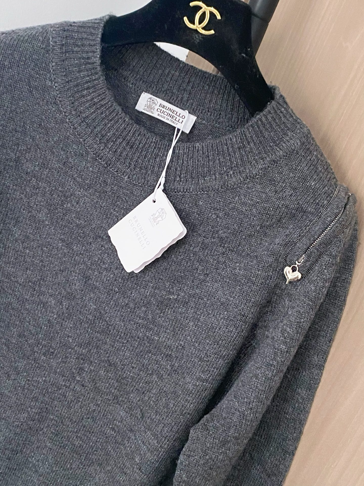 𝐁𝐂 𝟐𝟓新款 二色长袖 面料透气 显瘦高级 上身高级氛围感🈵️🈵️ 𝟐色𝟑碼 𝟑𝟔/𝟑𝟖/𝟒𝟎