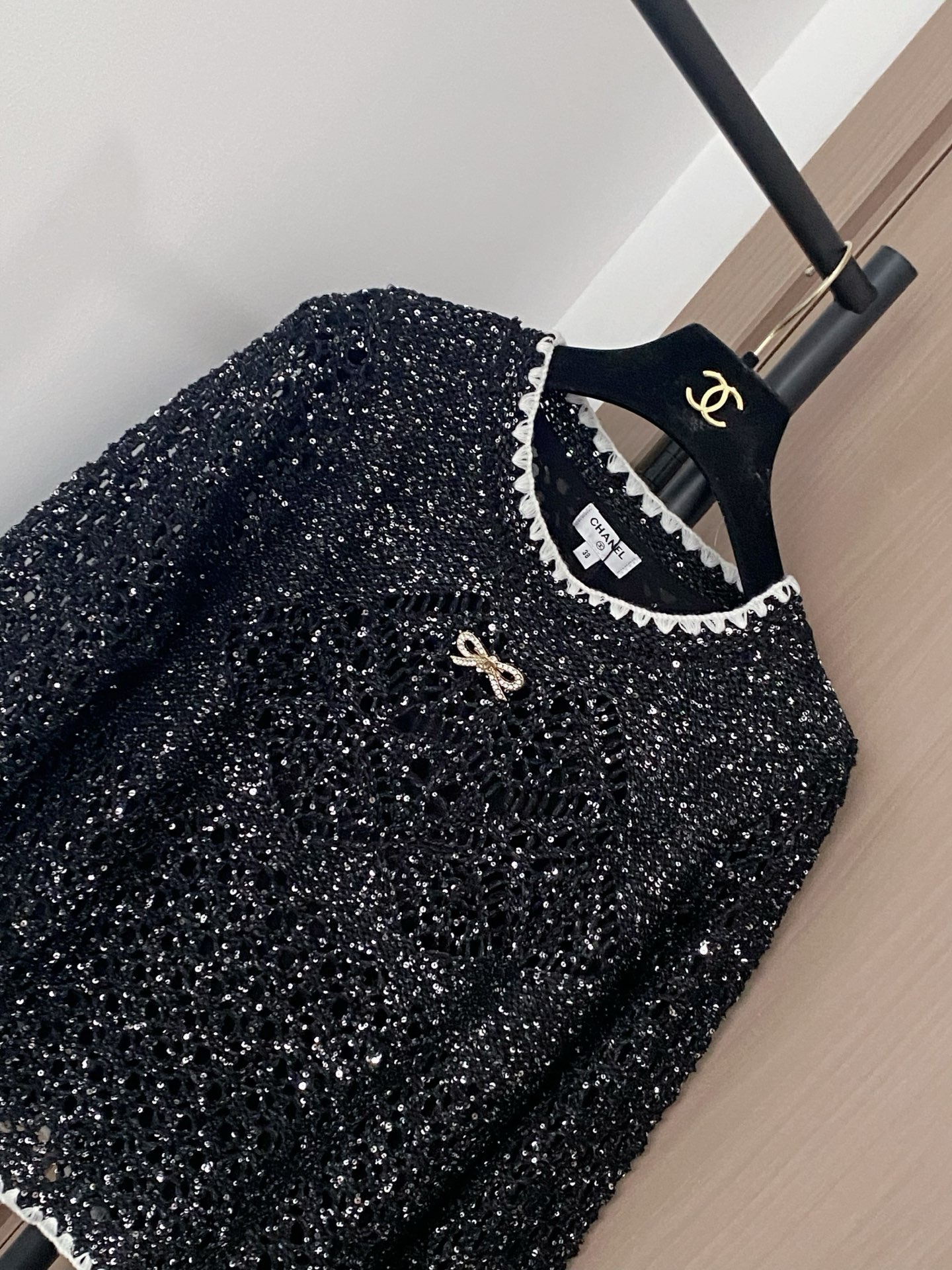 𝐂𝐡𝐚𝐧𝐞𝐥 𝟐𝟓新款长袖 面料透气 logo图案修饰点缀！上身高级氛围感🈵️🈵️ 𝟏色𝟑碼 𝟑𝟔/𝟑𝟖