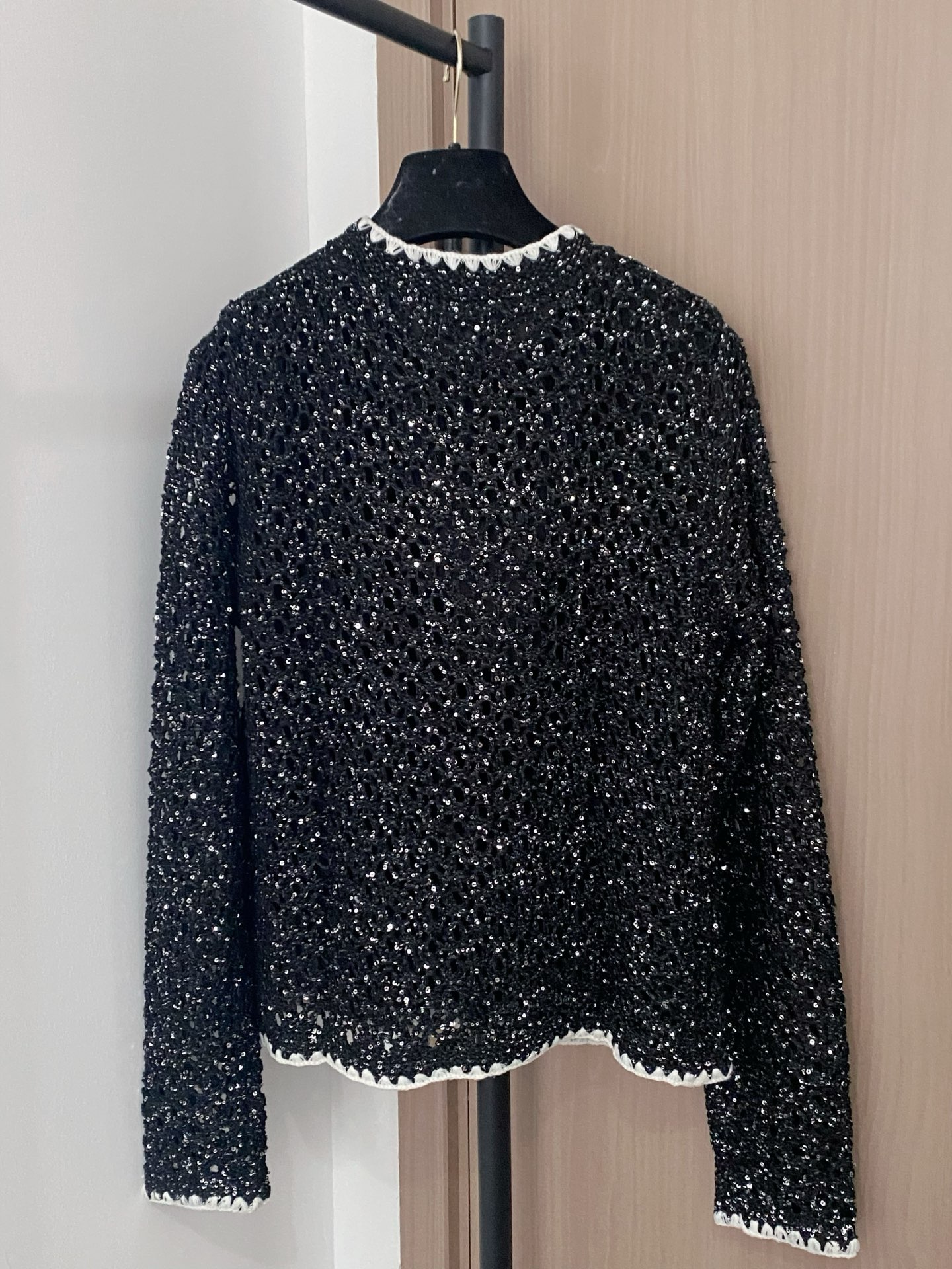 𝐂𝐡𝐚𝐧𝐞𝐥 𝟐𝟓新款开衫 面料透气 logo图案修饰点缀！上身高级氛围感🈵️🈵️ 𝟏色𝟑碼 𝟑𝟔/𝟑𝟖