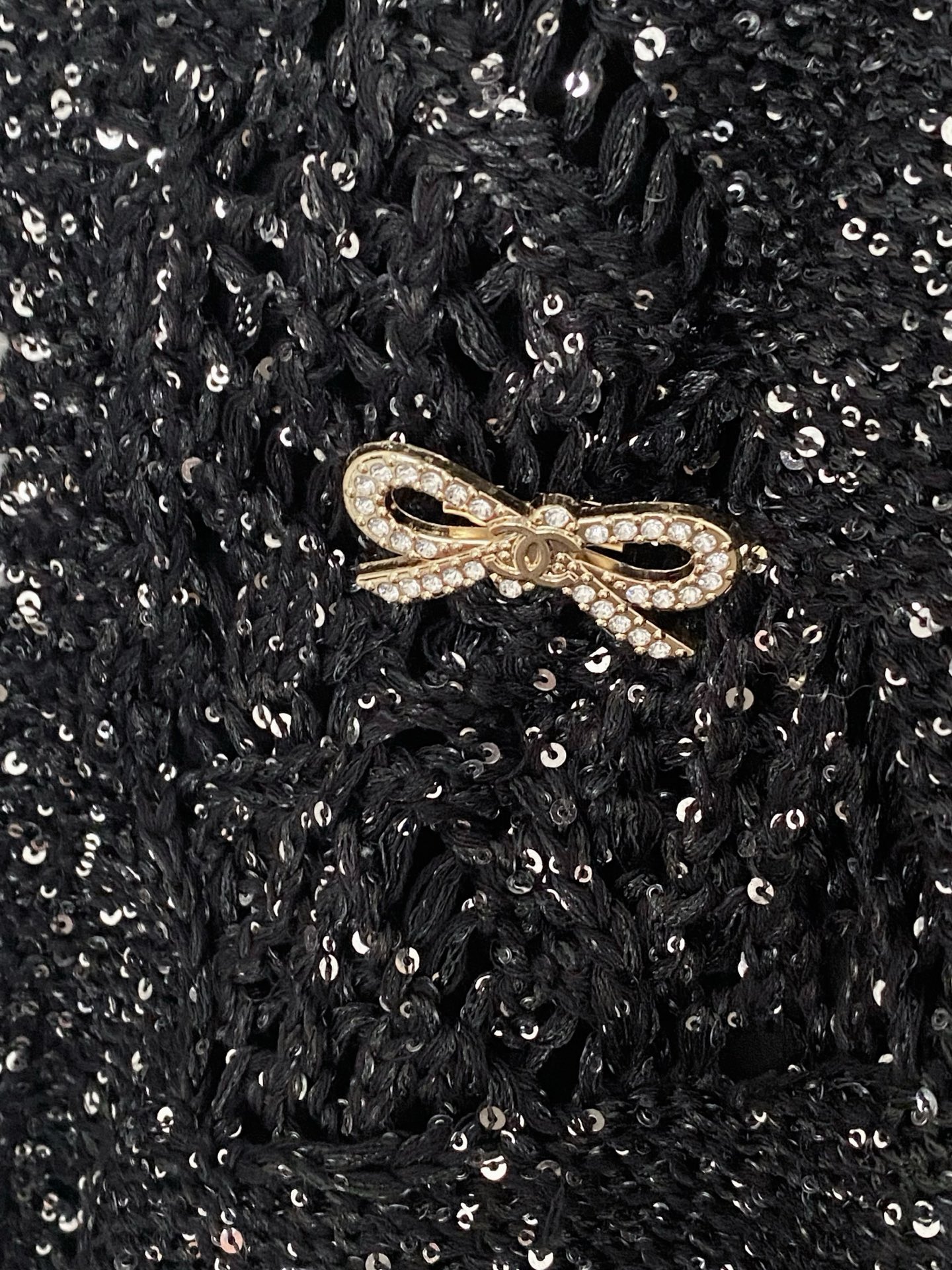 𝐂𝐡𝐚𝐧𝐞𝐥 𝟐𝟓新款开衫 面料透气 logo图案修饰点缀！上身高级氛围感🈵️🈵️ 𝟏色𝟑碼 𝟑𝟔/𝟑𝟖