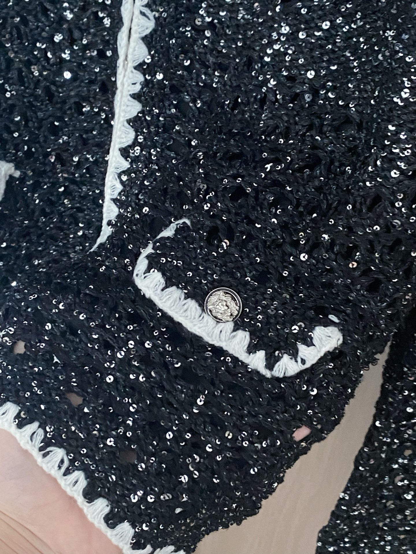 𝐂𝐡𝐚𝐧𝐞𝐥 𝟐𝟓新款开衫 面料透气 logo图案修饰点缀！上身高级氛围感🈵️🈵️ 𝟏色𝟑碼 𝟑𝟔/𝟑𝟖