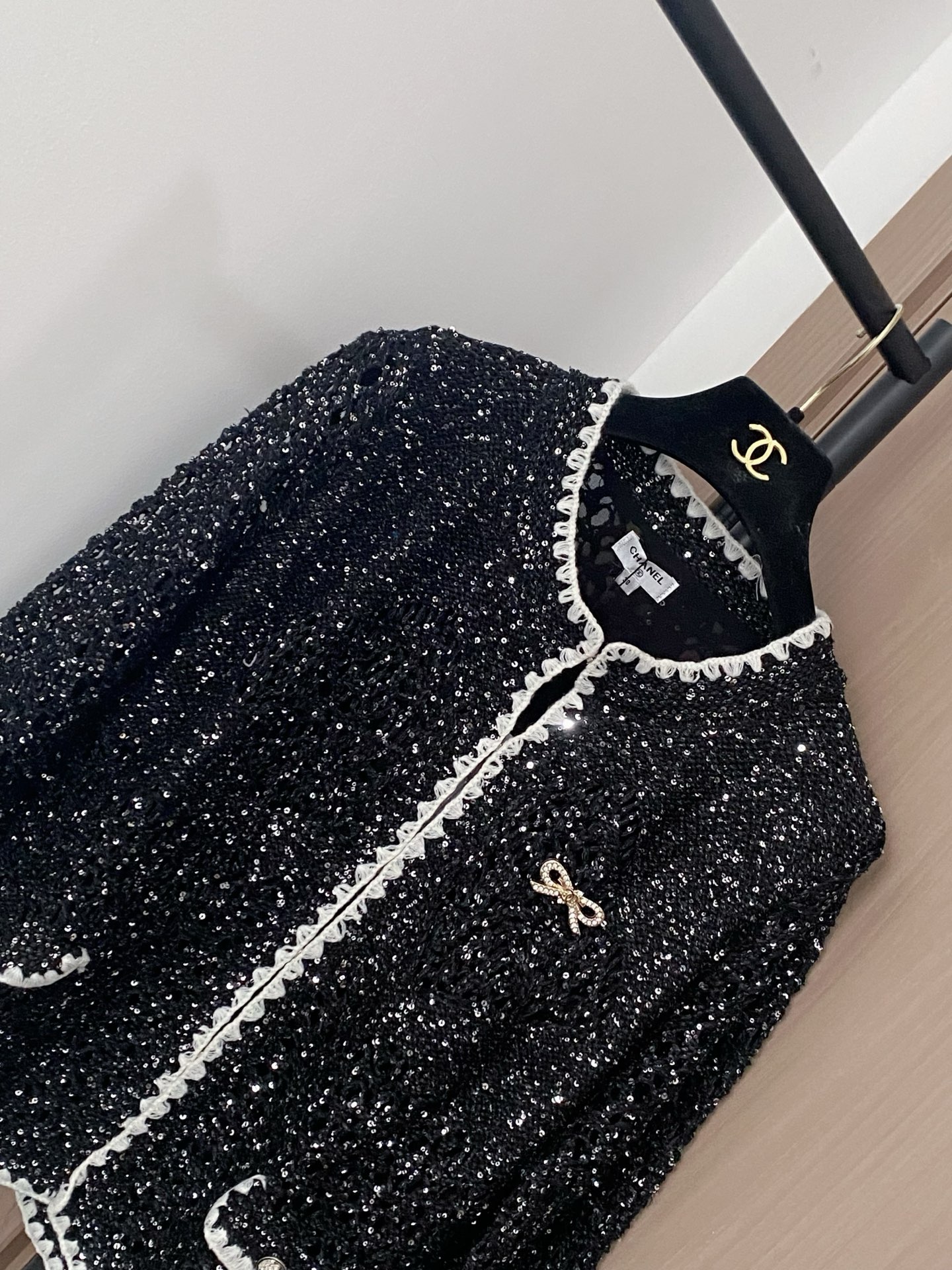 𝐂𝐡𝐚𝐧𝐞𝐥 𝟐𝟓新款开衫 面料透气 logo图案修饰点缀！上身高级氛围感🈵️🈵️ 𝟏色𝟑碼 𝟑𝟔/𝟑𝟖