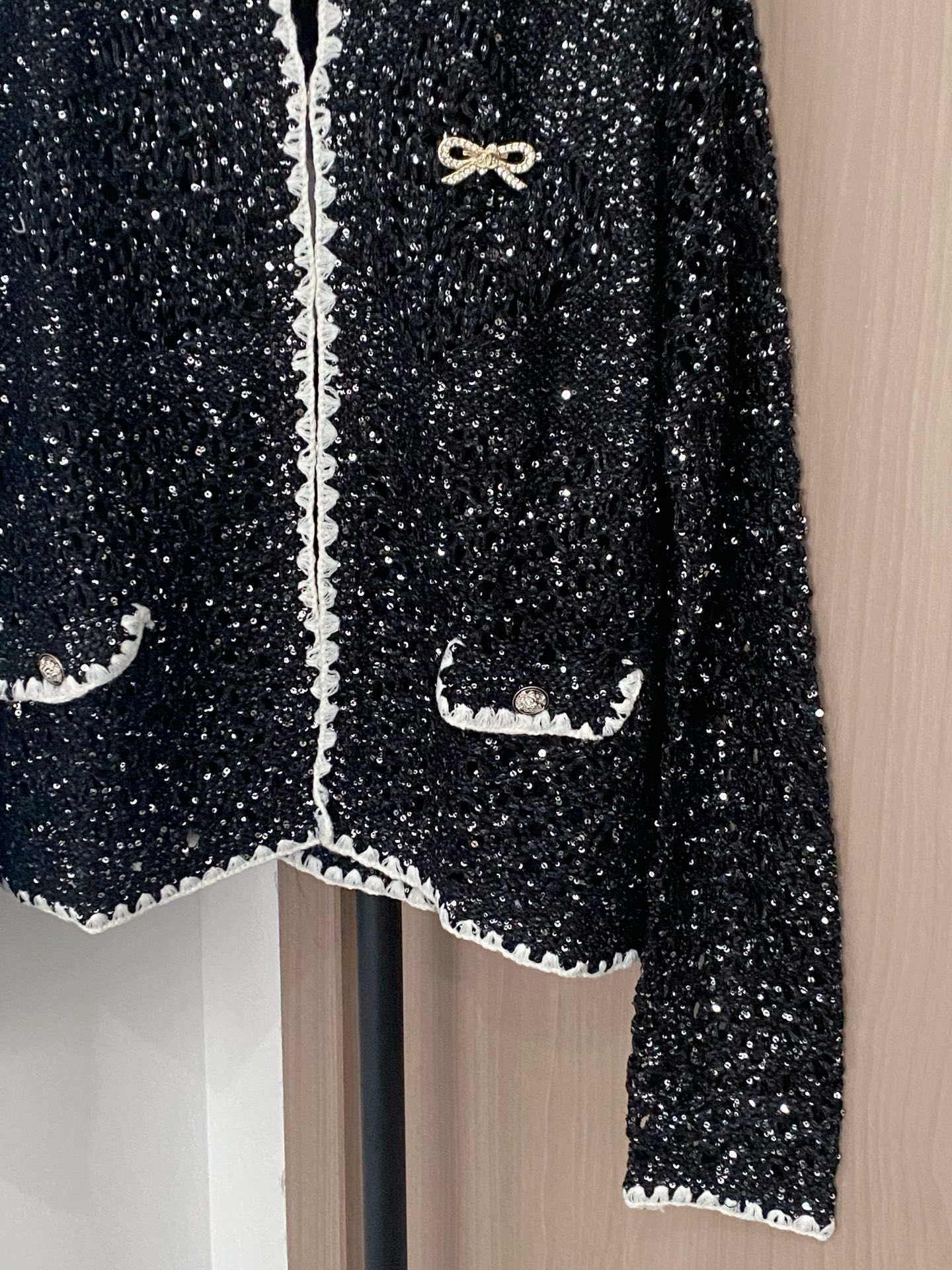 𝐂𝐡𝐚𝐧𝐞𝐥 𝟐𝟓新款开衫 面料透气 logo图案修饰点缀！上身高级氛围感🈵️🈵️ 𝟏色𝟑碼 𝟑𝟔/𝟑𝟖