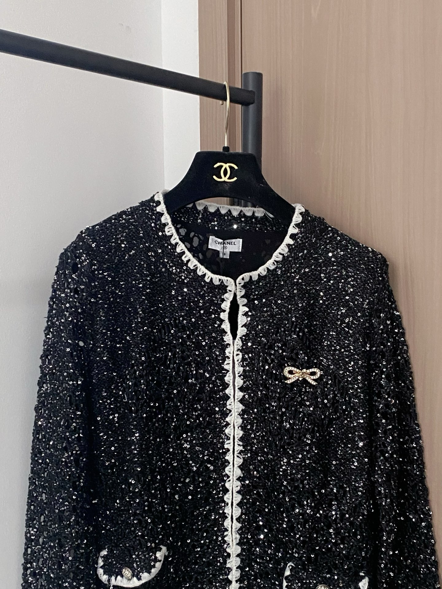 𝐂𝐡𝐚𝐧𝐞𝐥 𝟐𝟓新款开衫 面料透气 logo图案修饰点缀！上身高级氛围感🈵️🈵️ 𝟏色𝟑碼 𝟑𝟔/𝟑𝟖