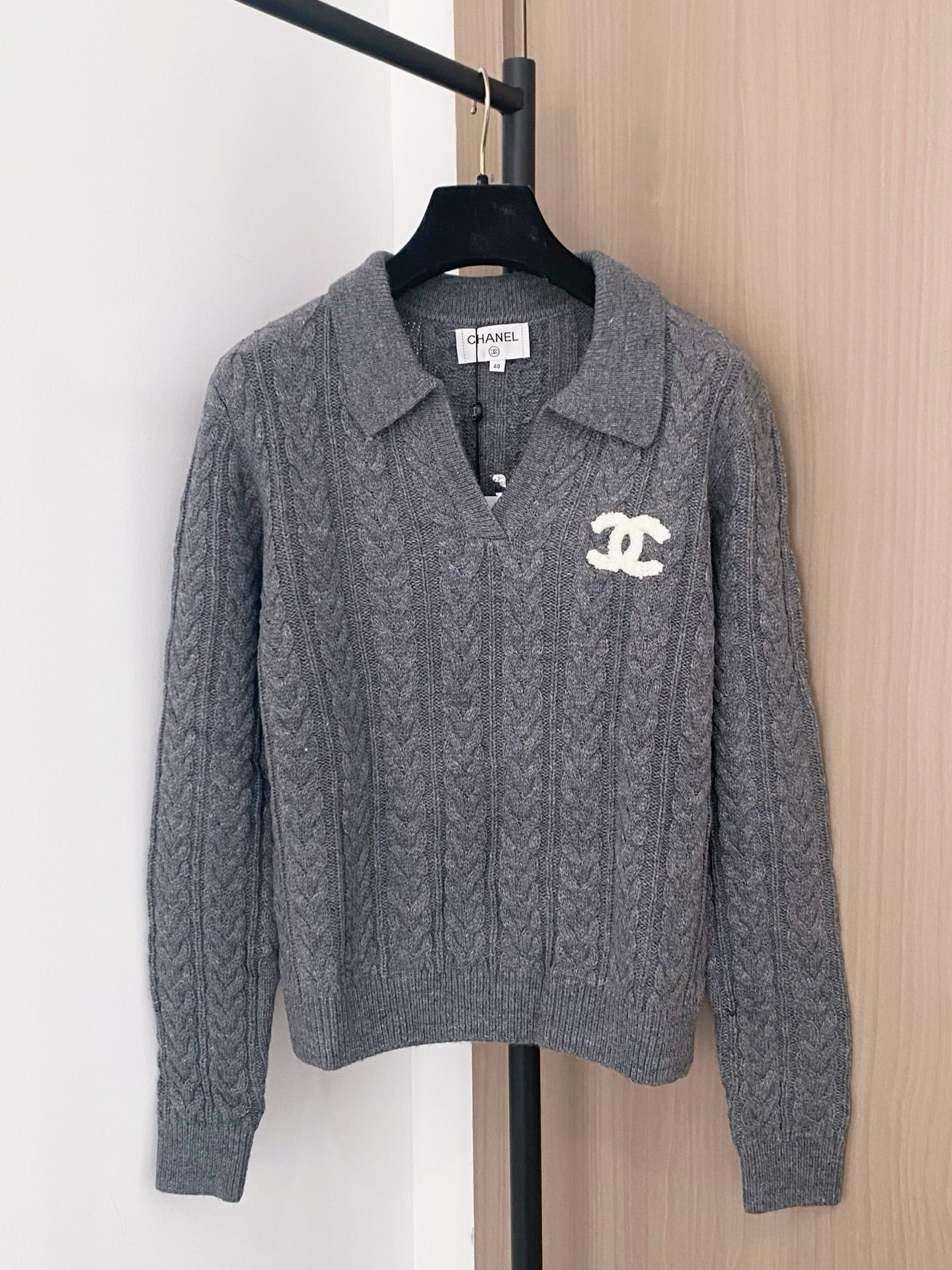Chanel Grijze Gebreide Polo Trui met Lange Mouwen en Logo