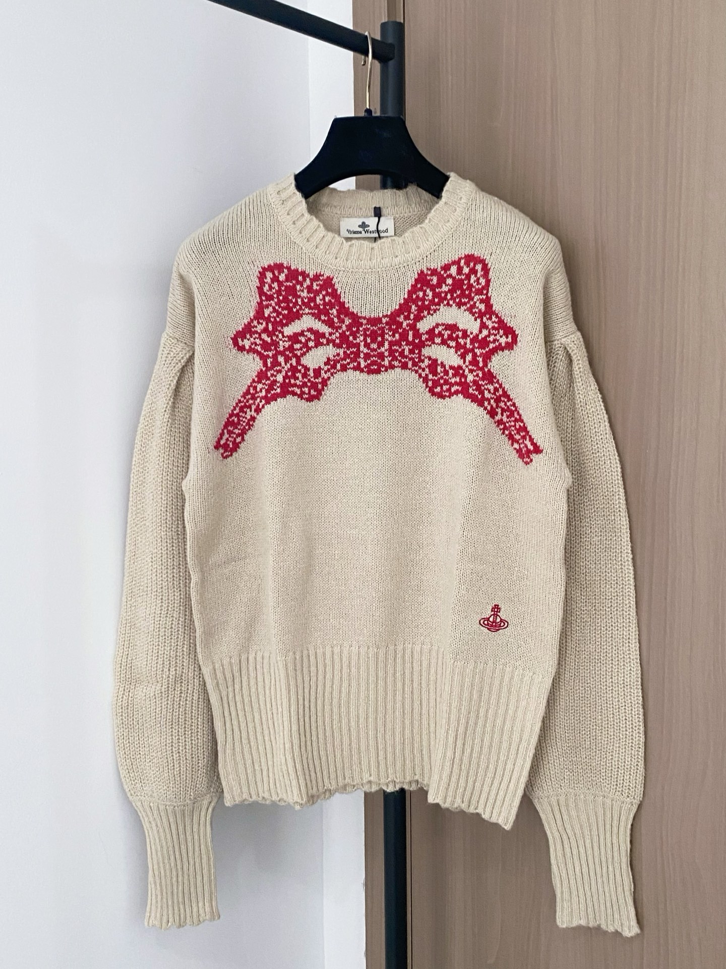 Vivienne Westwood كنزة صوفية بأكمام طويلة وتصميم فيونكة مطرزة