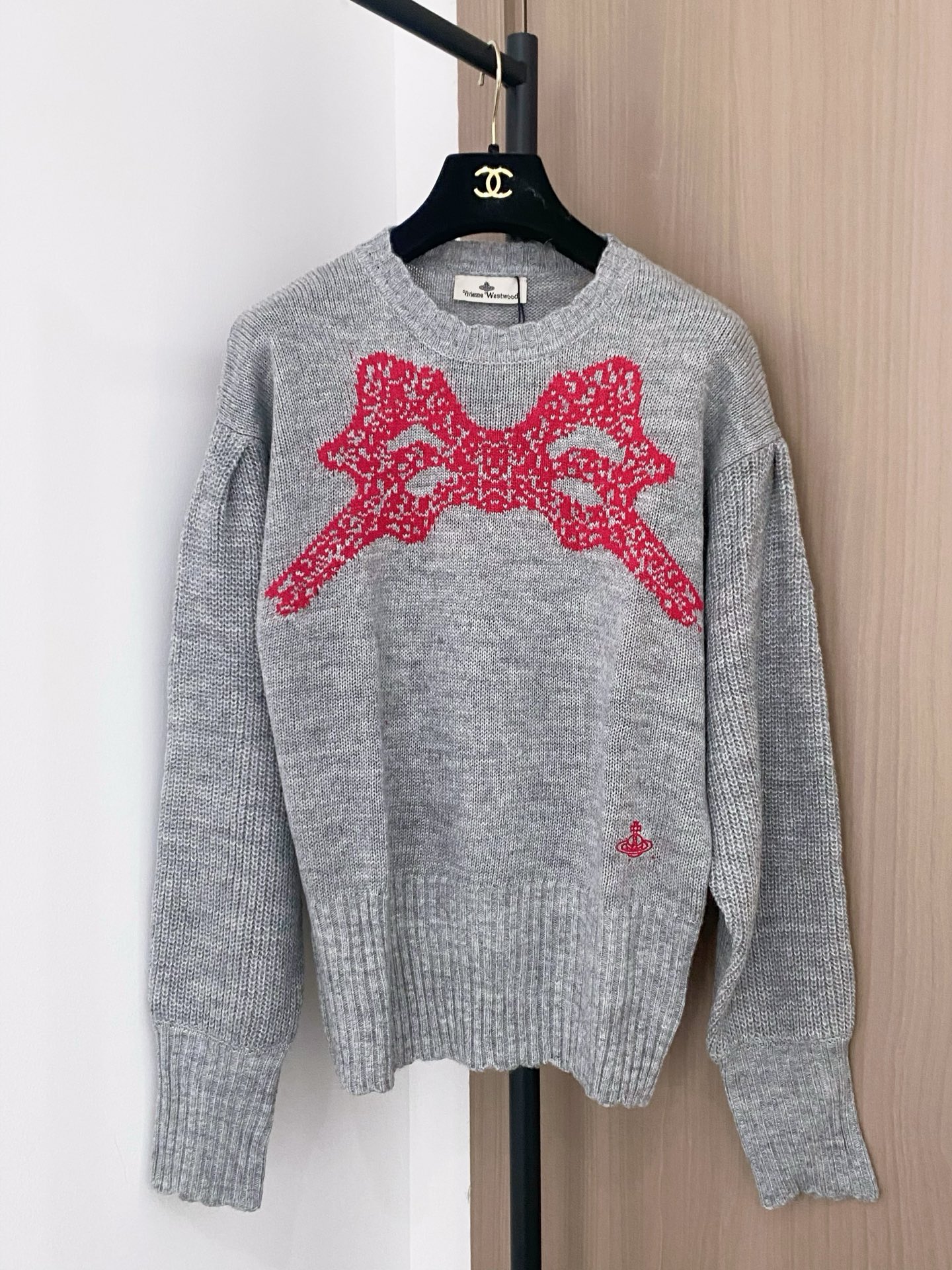 Vivienne Westwood Pull en Maille Gris avec Nœud Rouge Brodé