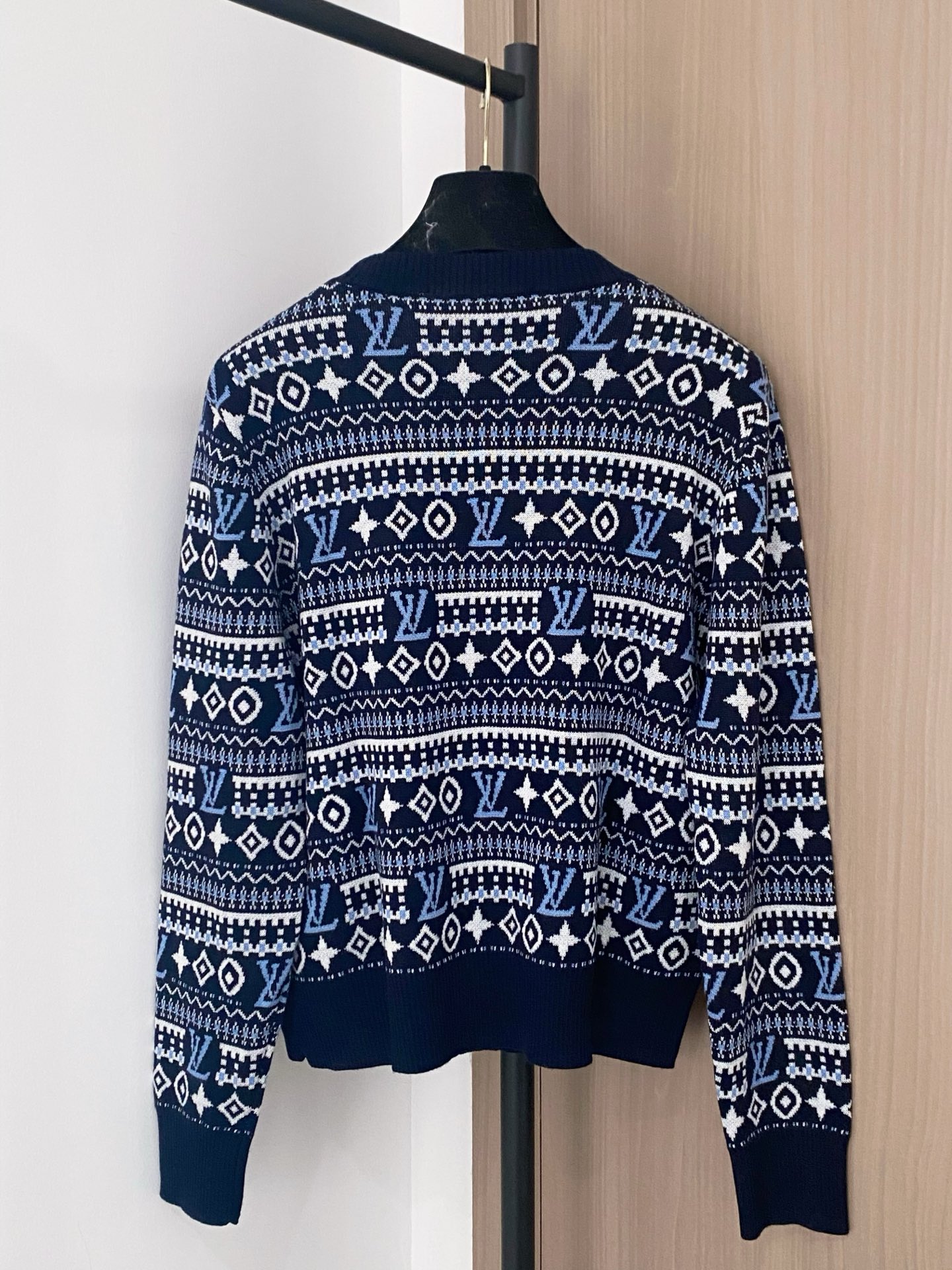 Louis Vuitton Women's V-Neck Cardigan, Patterned Knit, Slim Fit, Stylish 9 i1760504761555 2603 0 7