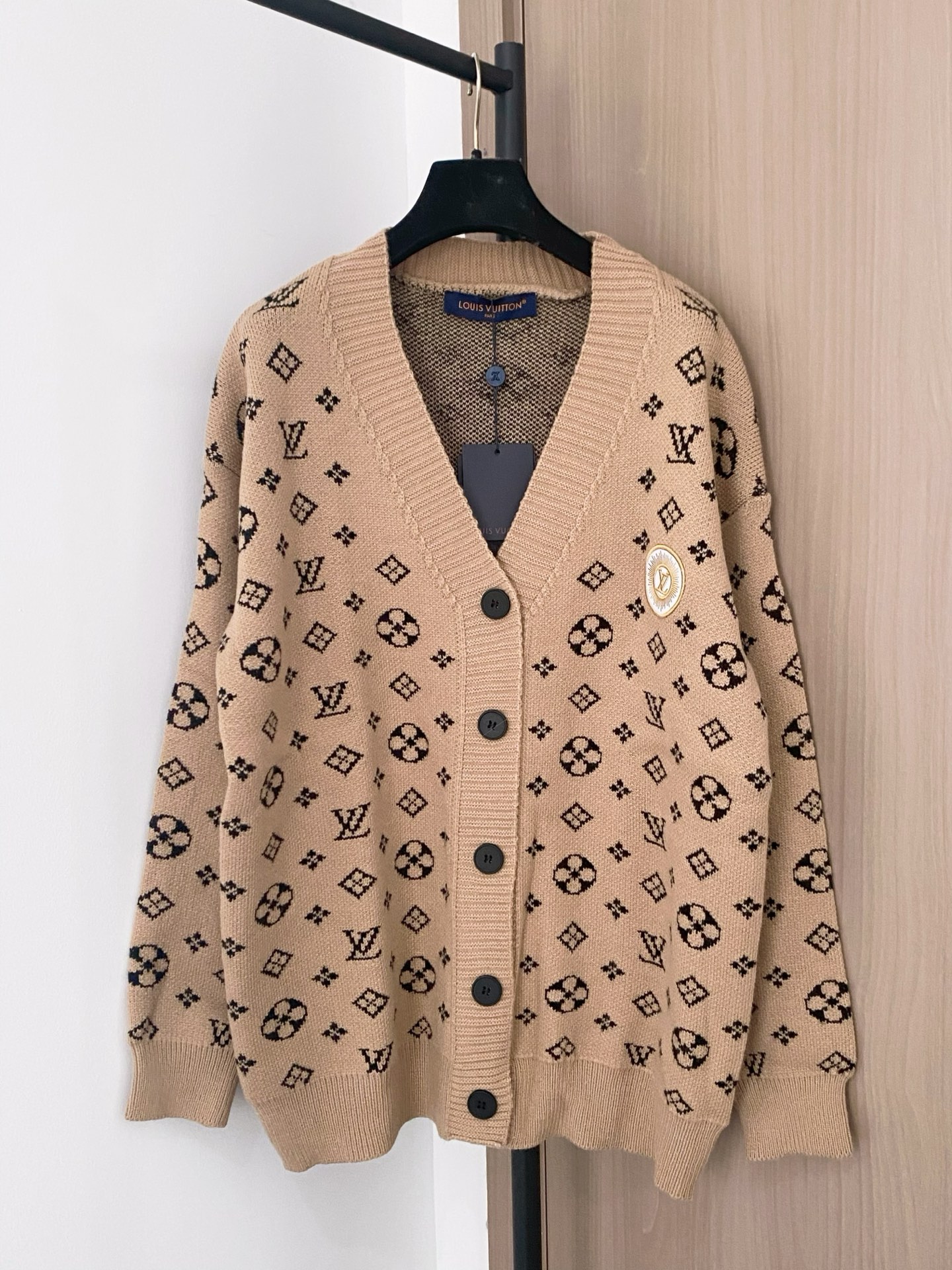 Cardigan Louis Vuitton Femme, Collection 2024, Motifs Iconiques, Style Tendance