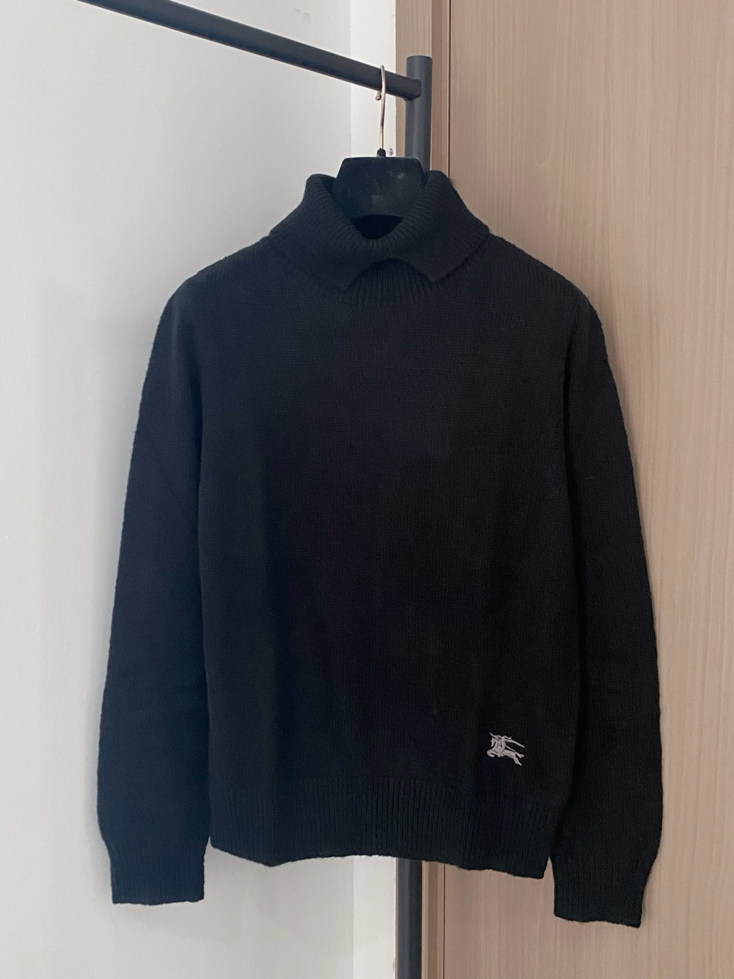 Elegante Burberry Trui met Lange Mouwen en Geborduurd Logo - Nieuwe Collectie