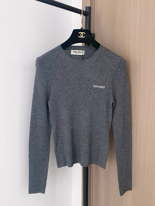 Miu Miu 2025 New Long Sleeve Logo Embellished Slimming Top 1 Miu Miu 2025 New Long Sleeve Logo Embellished Slimming Top