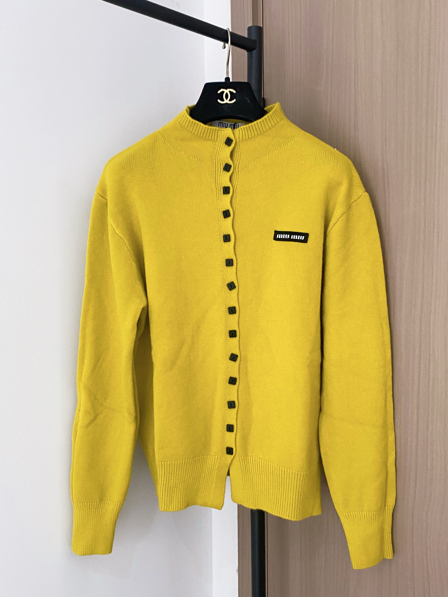 Miu Miu Women's 2025 New Cardigan with Logo, Slim Fit, and Versatile Style 2 i1761025140027 1154 0 0