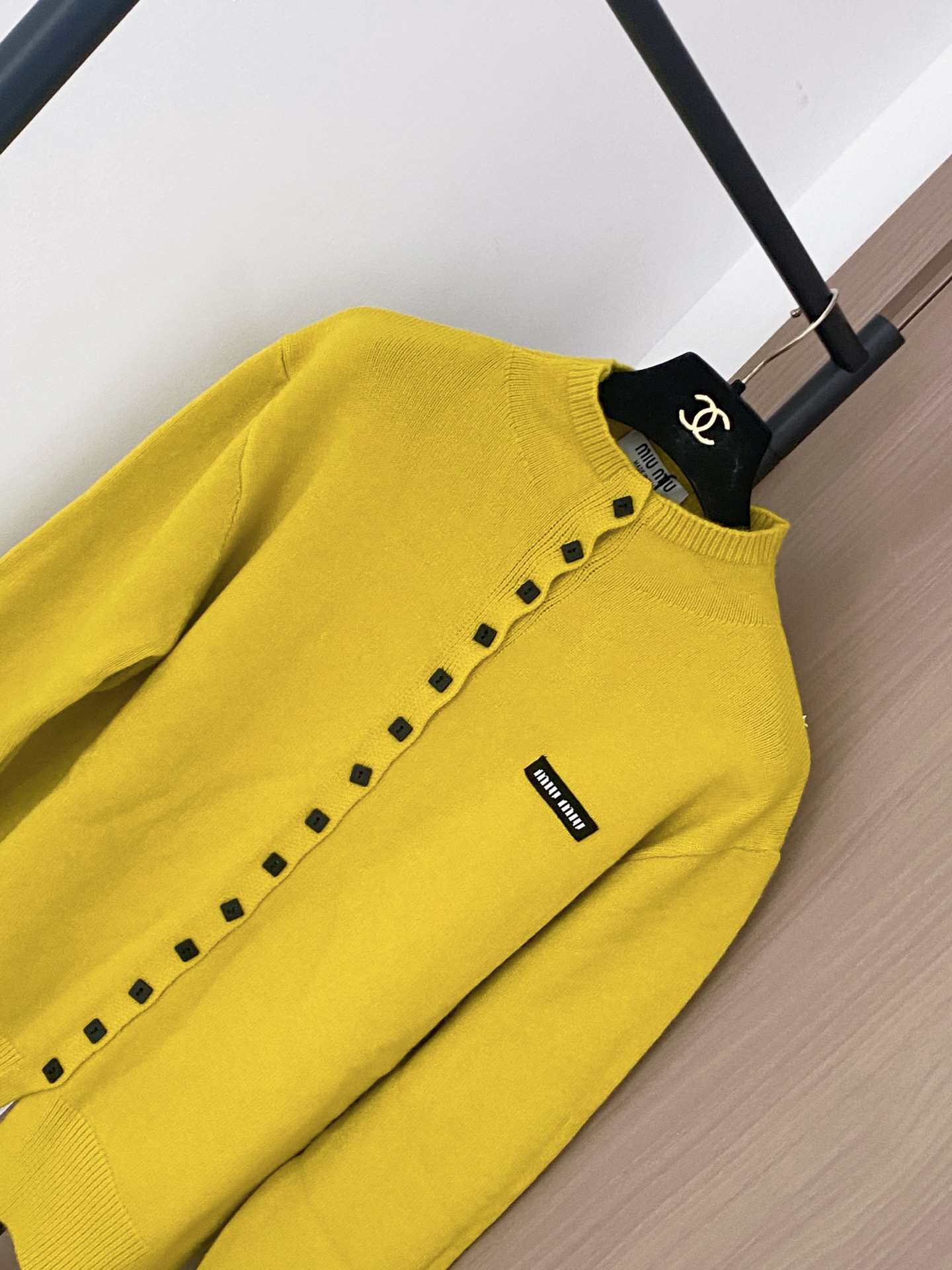 Miu Miu Women's 2025 New Cardigan with Logo, Slim Fit, and Versatile Style 4 i1761025140027 2918 0 2