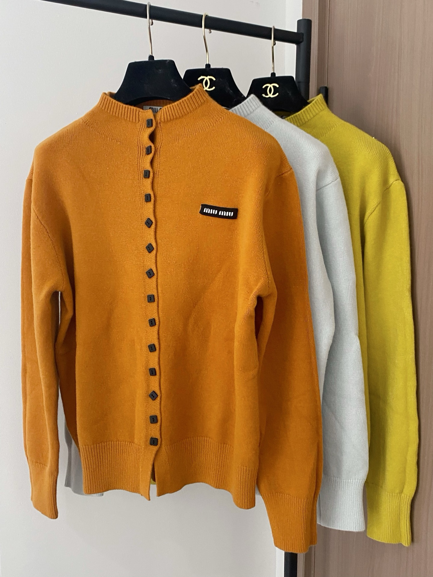 Miu Miu Women's 2025 New Cardigan with Logo, Slim Fit, and Versatile Style 8 i1761025140035 4406 0 6