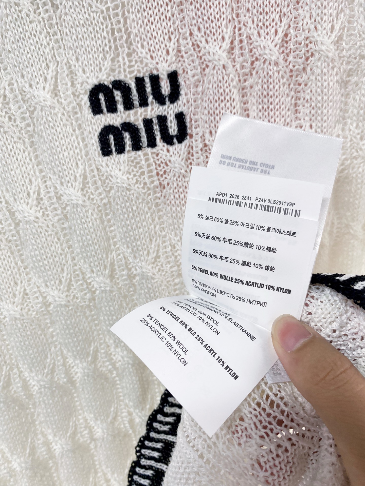 🛒—新款发售— 𝐌𝐢𝐮𝐦𝐢𝐮 新款二色背心 logo点缀修饰 上身显瘦百搭 𝟐色𝟑碼 𝟑𝟔/𝟑𝟖/𝟒𝟎